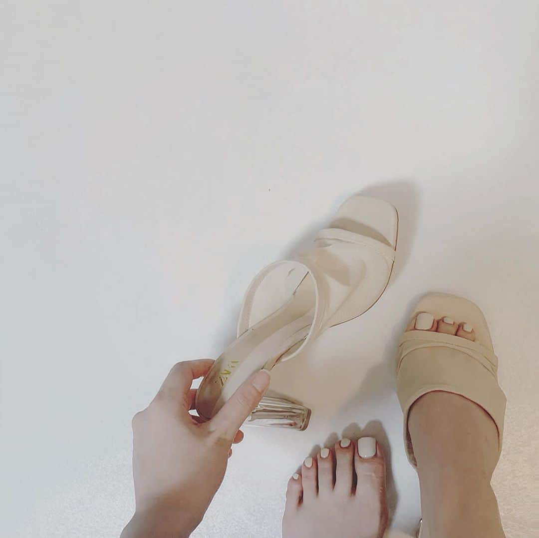 natsu_772さんのインスタグラム写真 - (natsu_772Instagram)「New foot nails 👡🤍 . . zaraのヒール可愛いし歩きやすい 気がついたら同じようなのいっぱい . サンダルの時期は フットネイルでテンションあげる☺︎ . Nail 担当はいつも @lapismisato さん♡ . #newnail#footnail#whitenails  #zara#クリアサンダル」6月15日 21時19分 - natsu._____