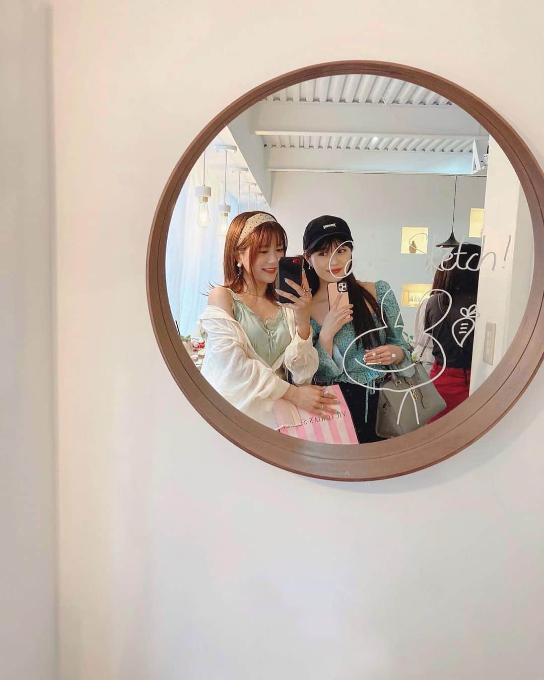 のインスタグラム：「ㅤㅤㅤ  ㅤㅤㅤ 🐰🥕 She is my longing🥺💓💓 ㅤㅤㅤ  私も可愛くなりたい❤︎頑張ろううう✊♥️ㅤㅤㅤ  ㅤㅤㅤ ㅤㅤㅤ  ㅤㅤㅤ  #cafesketch #堀江カフェ #カフェスケッチ  #韓国カフェ #心斎橋カフェ #大阪カフェ #大阪カフェ巡り #koreancafe #mirrorselfie #japanesegirls #korean #韓国ファッション #ピスタチオカラー #くすみグリーン #シアーシャツ #koreanfood #koreanfashion #koreanstyle #koreaninterior」