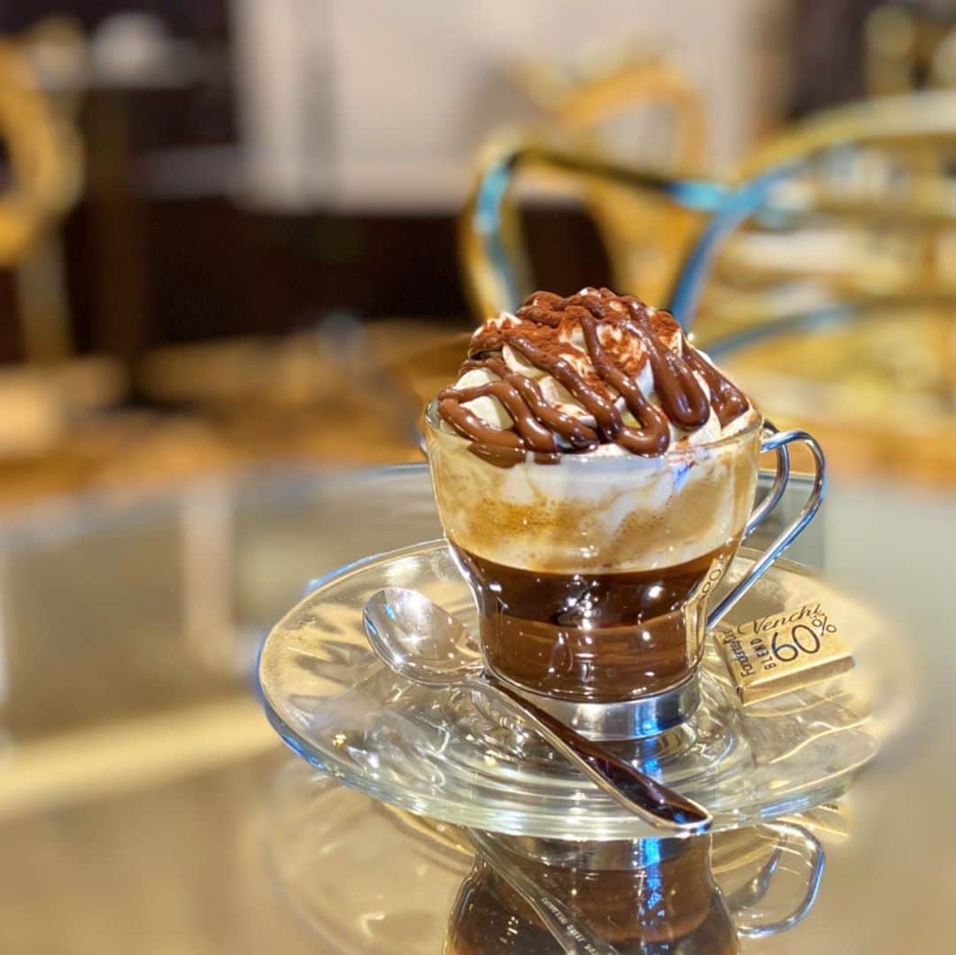 市川歩美さんのインスタグラム写真 - (市川歩美Instagram)「ヴェンキ Otemachi One店 / Venchi Otemachi が6月17日にオープンします。 日本初となるドリンクメニューに注目🤎  エスプレッソとヴェンキオリジナルのチョコレートとヘーゼルナッツのペーストを使ったイタリアらしい「アフォガード」「ヴェンキーノ」などなど😍 デザートドリンクと呼びたい美味しさ。お味からイタリアを思い出しました。 🤎私のチョコレート情報専門サイト「チョコレートジャーナル」にも記事を書いています  #ilovechocolate  #chocolat #chocolatelovers  #chocolate #チョコレート #チョコレート大好き #チョコレート好き #ショコラ #チョコレート好きと繋がりたい #チョコレートケーキ #カカオ #ヴェンキ#venchi #venchichocolate #大手町 #otemachione #アフォガード#ヴェンキーノ#ジェラート」6月15日 21時27分 - ayumichocolat