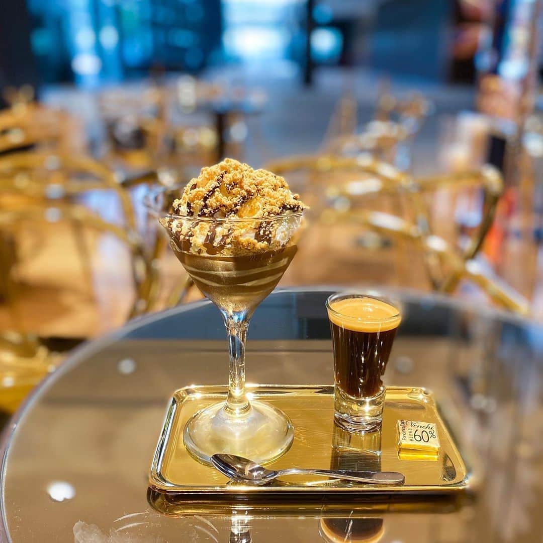 市川歩美のインスタグラム：「ヴェンキ Otemachi One店 / Venchi Otemachi が6月17日にオープンします。 日本初となるドリンクメニューに注目🤎  エスプレッソとヴェンキオリジナルのチョコレートとヘーゼルナッツのペーストを使ったイタリアらしい「アフォガード」「ヴェンキーノ」などなど😍 デザートドリンクと呼びたい美味しさ。お味からイタリアを思い出しました。 🤎私のチョコレート情報専門サイト「チョコレートジャーナル」にも記事を書いています  #ilovechocolate  #chocolat #chocolatelovers  #chocolate #チョコレート #チョコレート大好き #チョコレート好き #ショコラ #チョコレート好きと繋がりたい #チョコレートケーキ #カカオ #ヴェンキ#venchi #venchichocolate #大手町 #otemachione #アフォガード#ヴェンキーノ#ジェラート」