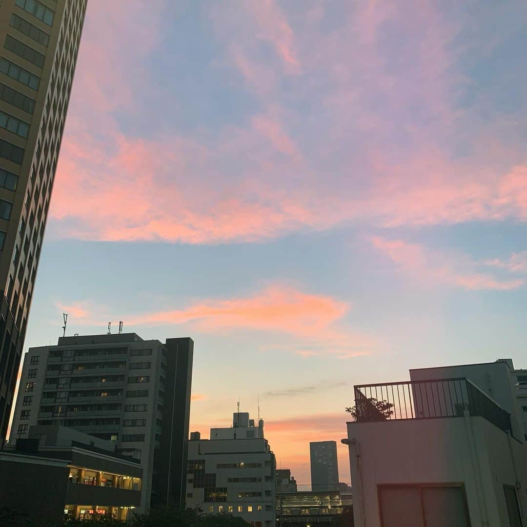 三浦加納子のインスタグラム：「今日の夕焼け、綺麗だったなー。 今年の夏は、それでも楽しい想い出いっぱいつくろう😊  #suset」