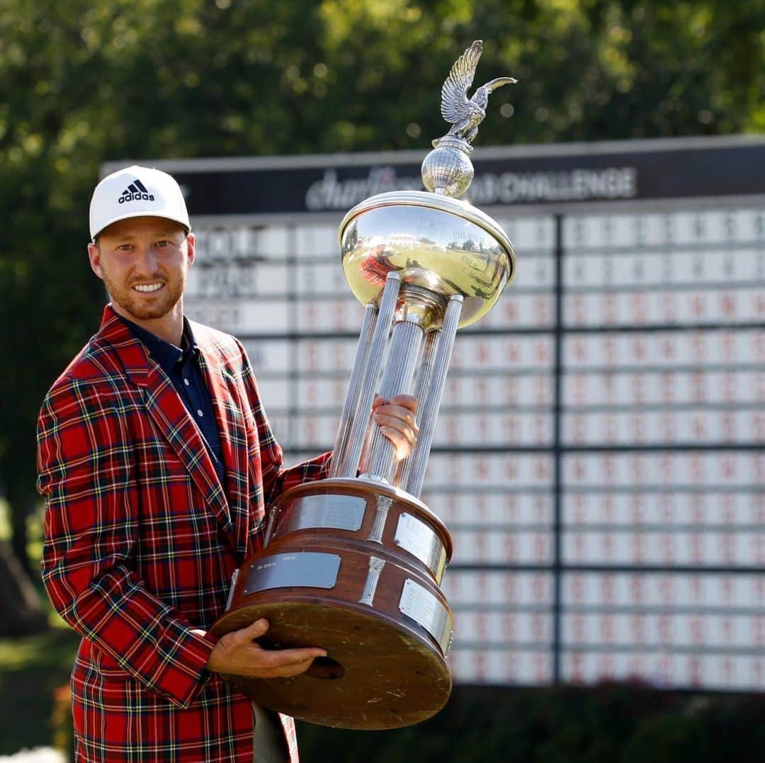 ダニエル・バーガーのインスタグラム：「Dream come true! Wins never come easy, you have to fight until the end. Grateful to be the champion at an event with so much history @charles_schwab_challenge @pgatour #straitvibin #3」