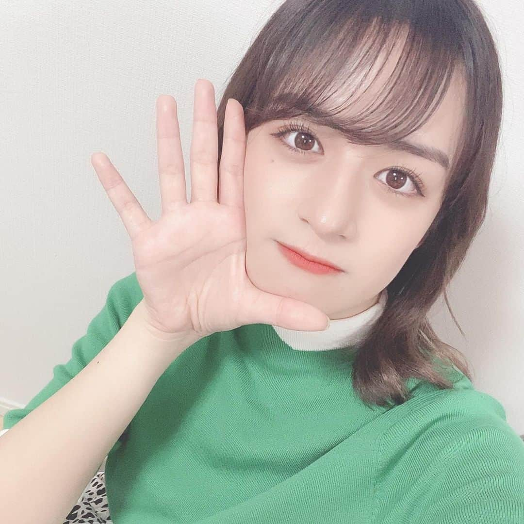 山出愛子さんのインスタグラム写真 - (山出愛子Instagram)「LINE LIVEありがとうございました！  今日のお洋服タグ付けしておきます！！ 7月31日のオンラインライブも楽しみにしていてください！！ 緑似合うって言われて めちゃくちゃ嬉しかった💚  #緑 #ダルメシアン #ダルメシアンスカート」6月15日 21時32分 - aiko_yamaide