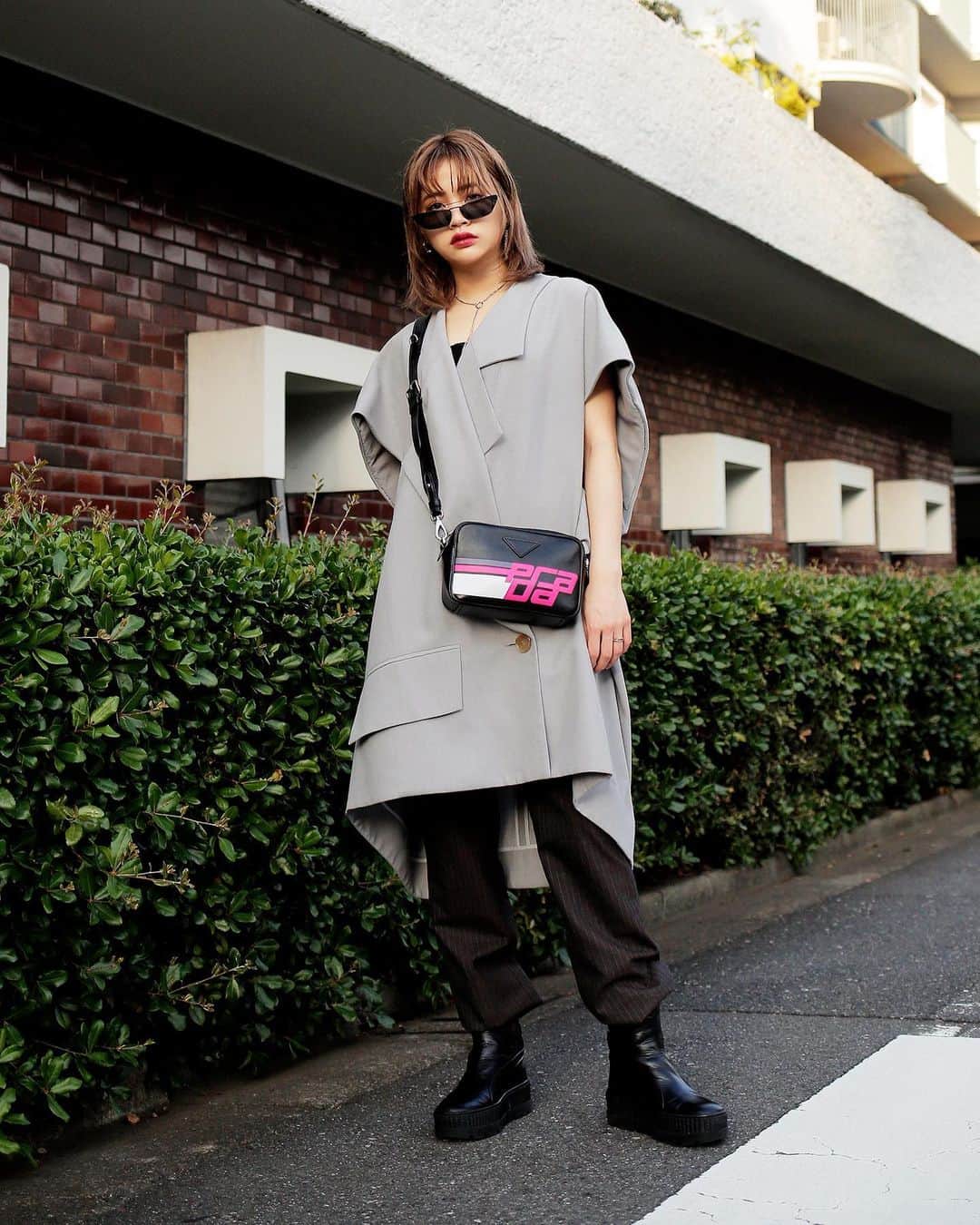 Droptokyoさんのインスタグラム写真 - (DroptokyoInstagram)「TOKYO STREET STYLE Name: @hibiki_lol  Occupation: Artist Outer: #MIKIOSAKABE Pants: #JOHNLAWRENCESULLIVAN Shoes: #FENTYPUMA Bag: #PRADA Sunglasses: #PRADA Accessories: #JustineClenquet #streetstyle#droptokyo#tokyo#japan#streetscene#streetfashion#streetwear#streetculture#fashion#ストリートファッション#fashion#コーディネート#omotesando#tokyofashion#japanfashion Photography: @abeasamidesu」6月15日 21時32分 - drop_tokyo