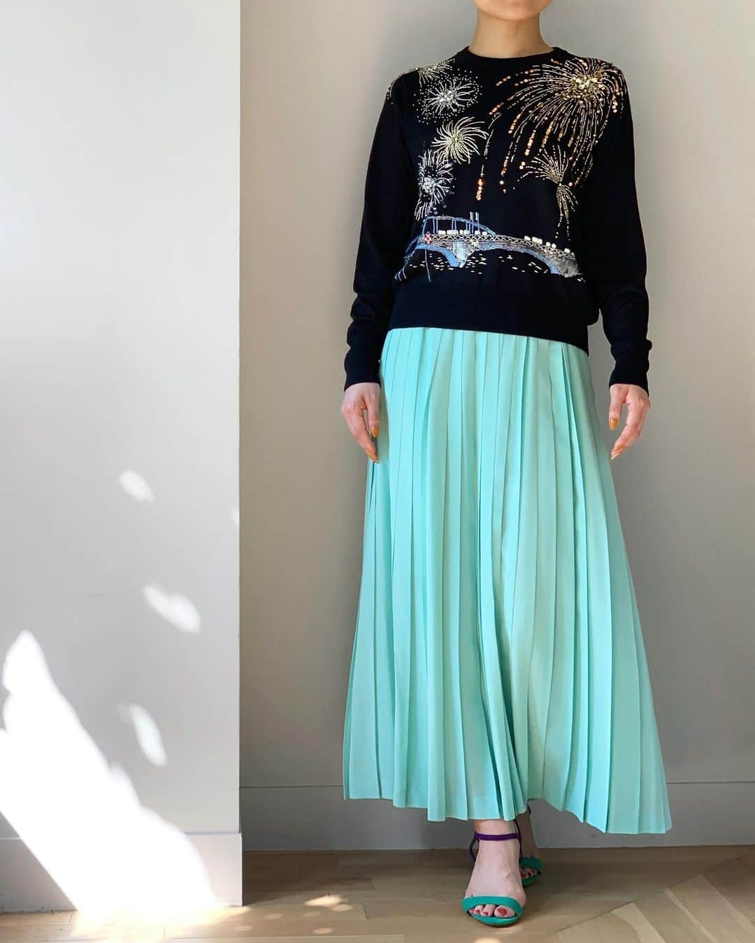 丸山敬太さんのインスタグラム写真 - (丸山敬太Instagram)「. 4seasons knitは日本の着物をニットに見立てて、刺繍の柄で季節を表現。タイムレスに愛される着物のような大切なアイコンニット。﻿ ﻿ 夏の風物詩、スパンコールやビーズで描いている花火は隅田川の景色。﻿ ブラックベースにはシルバー、ゴールドの花火。﻿ ネイビーには赤、紫、ブルーなど色とりどりの花火。﻿ ﻿ 滑らかなシルクデシンのプリーツスカートを合わせてエレガントなコーディネート。﻿ ﻿ ﻿ ✔︎ Foue Seasons 'Summer' Pullover﻿ (black/navy)﻿ ¥120,000+tax﻿ ﻿ ✔︎ Will Silk Skirt﻿ (pink/gray/mint)﻿ ¥69,000+tax⇨マークダウン対象商品﻿ ﻿ ﻿ 詳細はオンラインストアにてご確認下さいませ。﻿ ーKEITA MARUYAMA WEB STOREー﻿ 🛒https://store-keitamaruyama.com/pc/﻿ ➡︎ @keitamaruyama_official ﻿ ﻿ ﻿ ー丸山邸ー﻿ ■ 営業日﻿ 木曜日、金曜日、土曜日﻿ ■営業時間﻿ 12:00〜18:00﻿ 東京都港区南青山4-25-10 1F﻿ TEL ：03-3406-1935 ﻿ ﻿ #keitamaruyama #ケイタマルヤマ﻿ #ニット #着物 #花火 #風景画 #隅田川 #刺繍 #スパンコール #ビーズ #季節 #夏 #風物詩 #スカート #プリーツスカート #skirt #summer #coordinate ﻿ ﻿ ﻿」6月15日 21時35分 - keitamaruyama_official