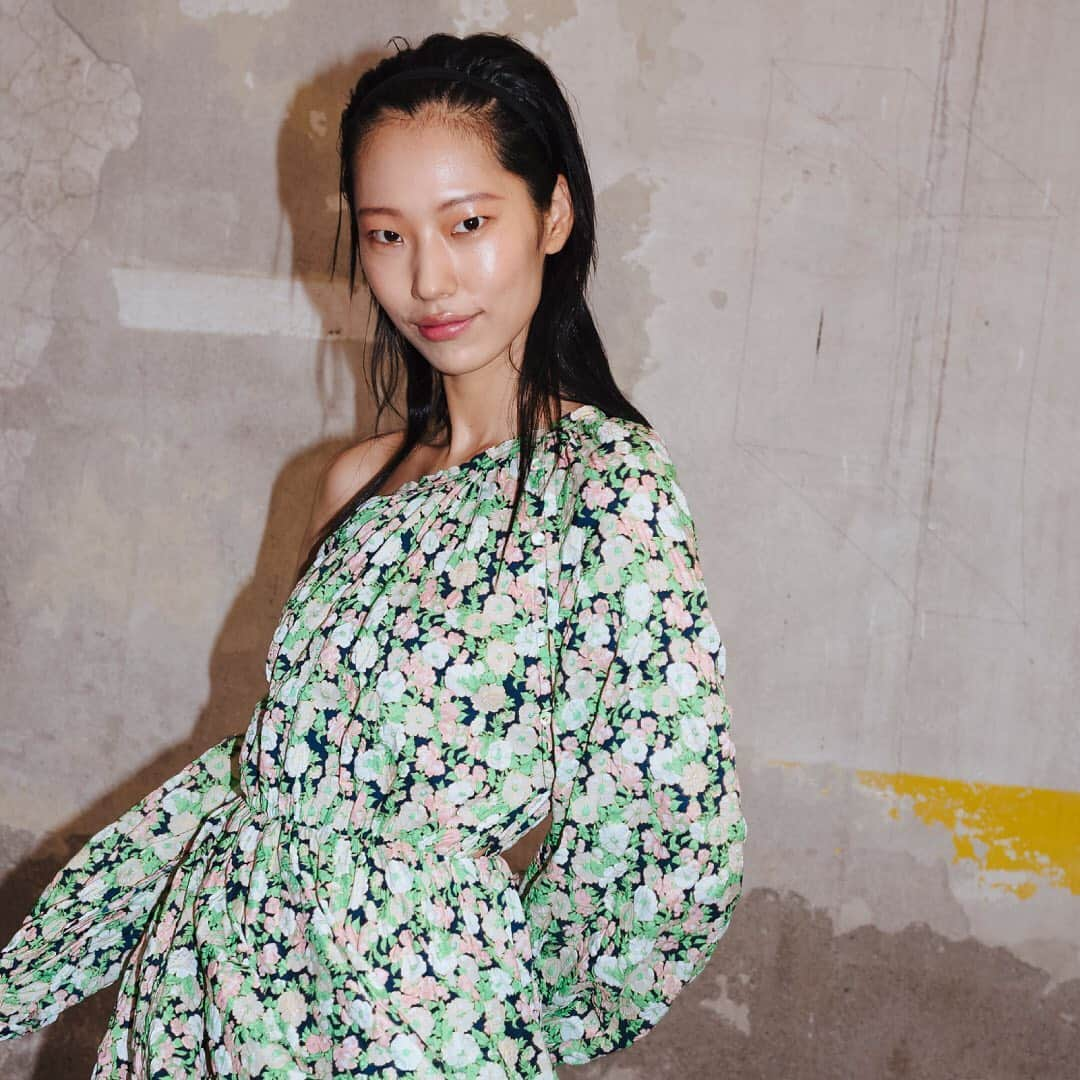 ヌメロ ヴェントゥーノさんのインスタグラム写真 - (ヌメロ ヴェントゥーノInstagram)「N21 Spring Summer 2020 Collection. In store. NOW.  #N21 #numeroventuno #alessandrodellacqua #N21SS20」6月15日 21時47分 - numeroventuno