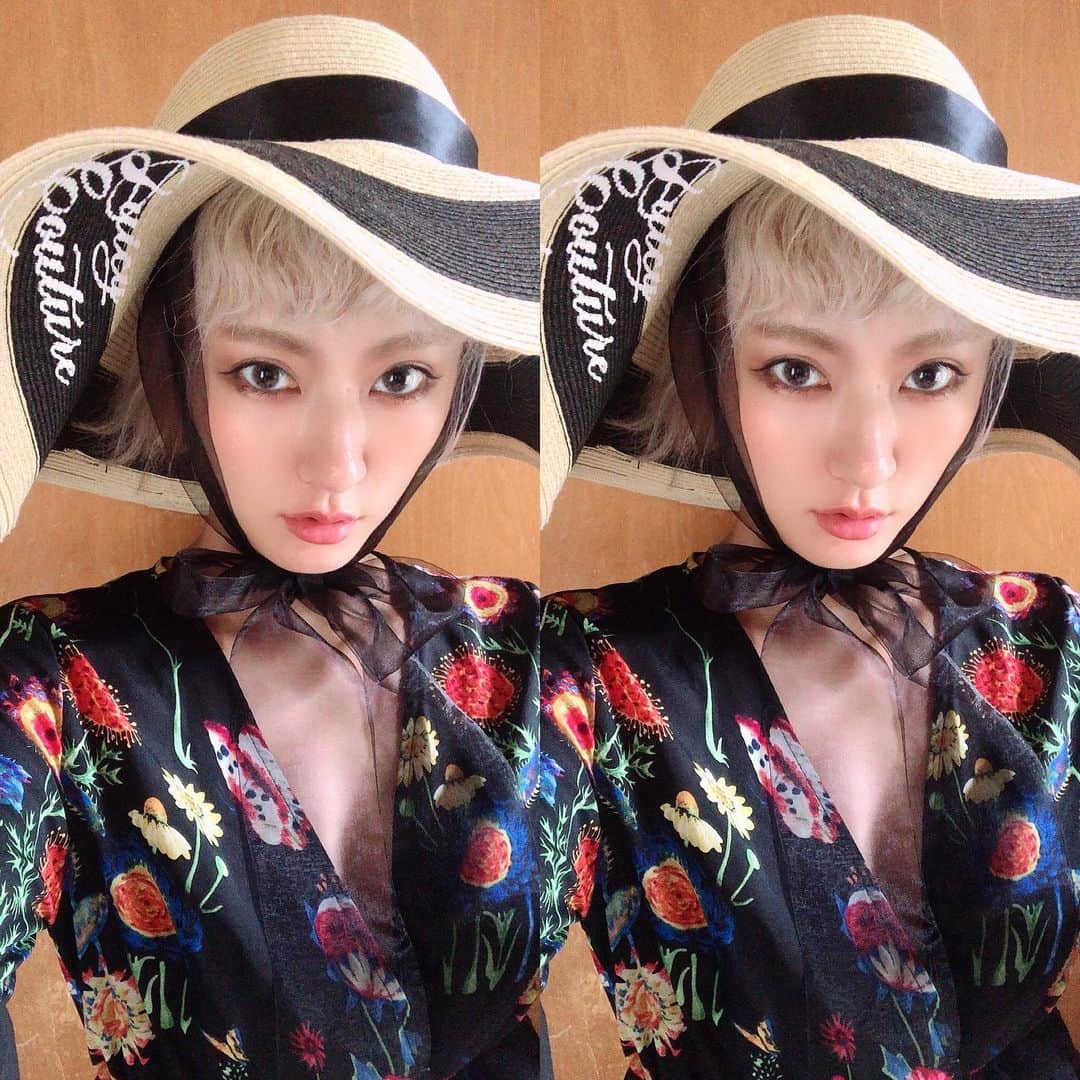 のインスタグラム：「@micchi_langs さんとこのvintage shopでgetしたお帽子👒にリボンテープ巻いてリメイクしました☺️🥰これかぶってお散歩行きたい☺️🥰」