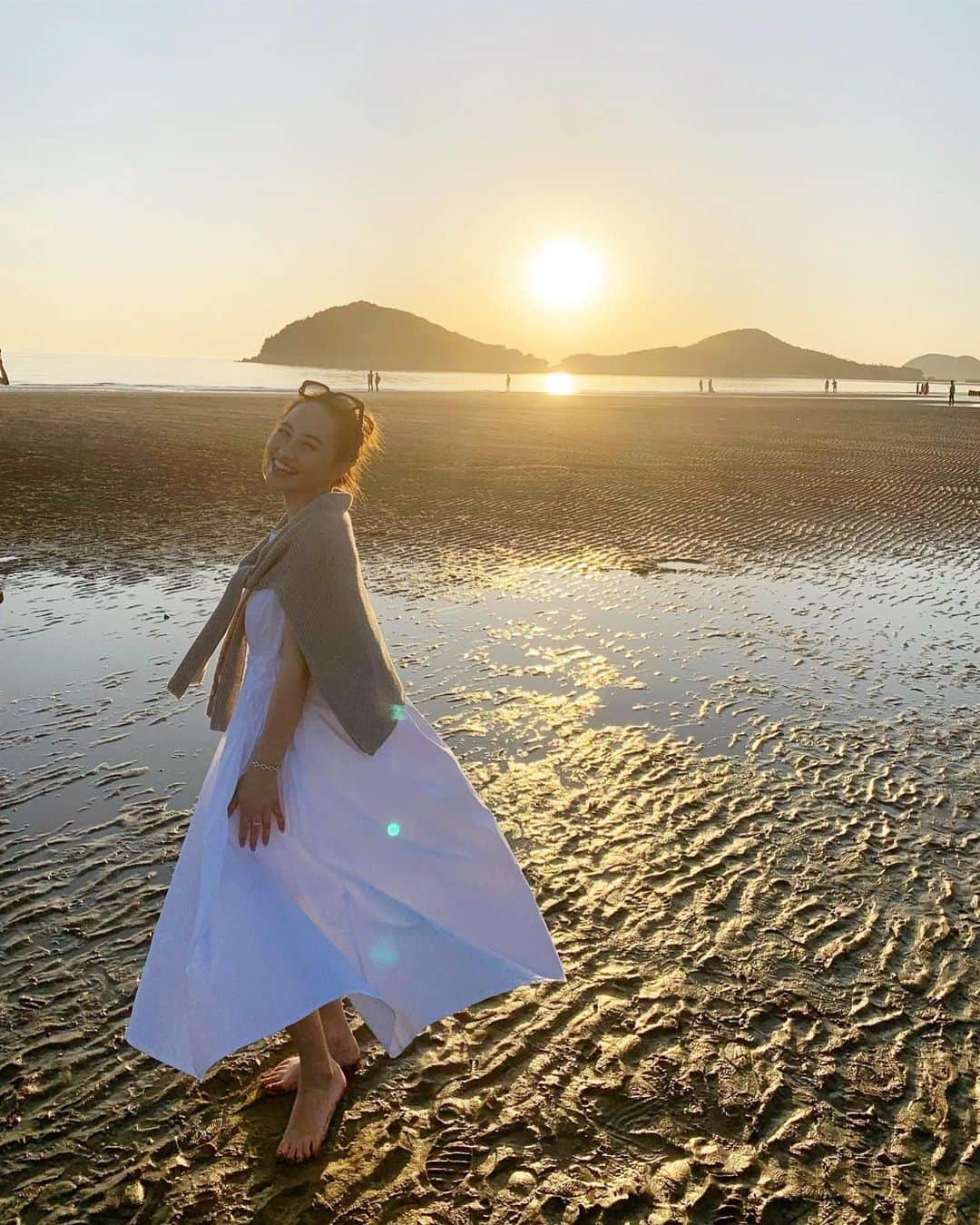 左近鈴乃さんのインスタグラム写真 - (左近鈴乃Instagram)「🧚🏼‍♀️🧚🏻🧚🏻‍♂️ . まるで少女。 白ワンピとサンセット☀️」6月15日 21時40分 - suzuno_sakon