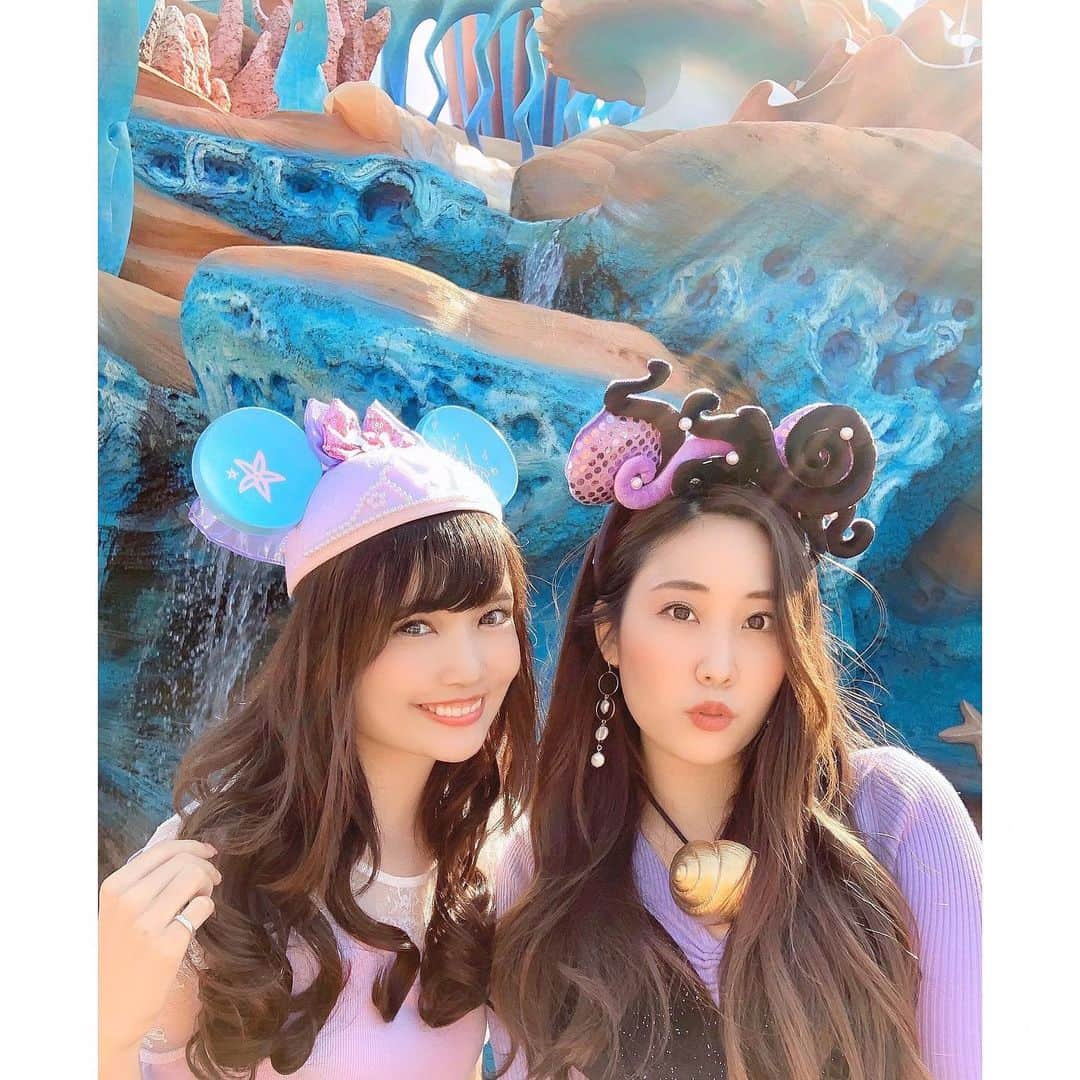 浅井麻里さんのインスタグラム写真 - (浅井麻里Instagram)「🌊🧜‍♀️﻿ ﻿ アースラ＆アリエルバウンド💕🧜‍♀️﻿ ﻿ ﻿ ディズニーシーにアリエルコーデで﻿ 行った時の🌊﻿ ﻿ いろんなディズニーバウンド﻿ 一緒にやってるけど、﻿ アースラ＆アリエルバウンドは﻿ 特にお気に入りなひとつ❤️😍﻿ ﻿ わたしがアリエル大好きだから﻿ コーデ好きなのはもちろん、﻿ るなちゃんのアースラバウンドの﻿ クオリティ素敵ですごいっ✨👏﻿ ﻿ ﻿ ストーリーのハイライトに、﻿ るなちゃんと宿泊させていただいた﻿ mesm tokyoの動画まとめてるから﻿ ぜひ見てねー💕🎬﻿ ﻿ ﻿ #ディズニーシー#マーメイドラグーン#アリエルバウンド#アリエル#アリエルコーデ#アースラ#tokyodisneyresort#tokyodisneysea#disneysea#Ariel#mermaidlagoon」6月15日 21時41分 - mari_asai_625