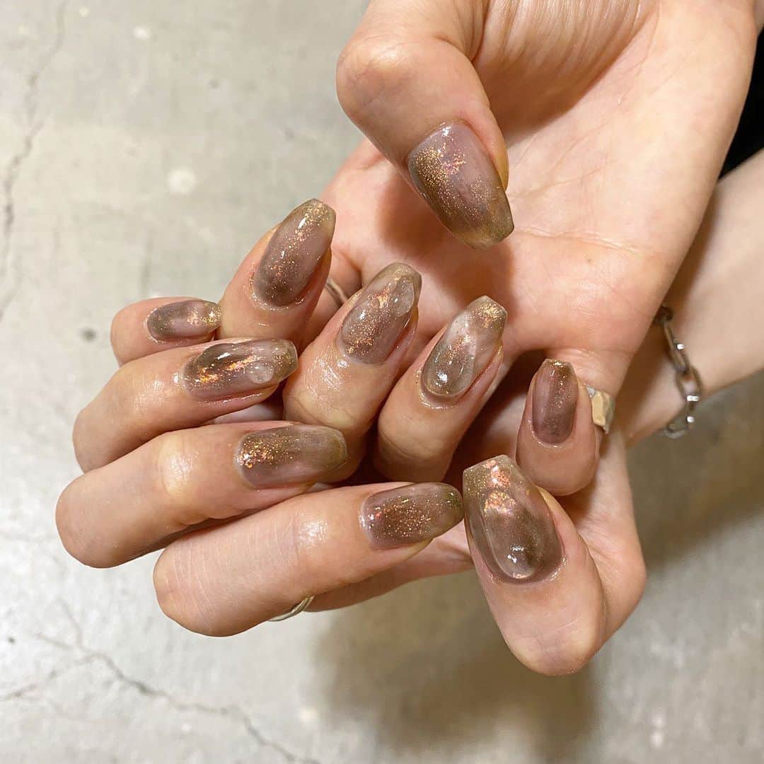 永井亜子のインスタグラム：「久しぶりにキャベツさん @cabbage.lovl にネイルしてもらった💅 キラキラでツルツルでシンプルめで可愛すぎない感じで、、、と伝えてお任せしました😉絶妙でかわいい、、、 ありがとうございました♡  #lovlnail #lovl」