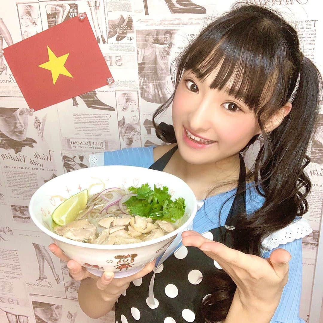 岡本怜奈さんのインスタグラム写真 - (岡本怜奈Instagram)「♡﻿ #ベトナム料理 🇻🇳﻿ ﻿ 🍽🌏#料理で世界一周旅行 🌏🍽﻿ ﻿ 今回は#フォー を作ったよ🥣﻿ ﻿ ﻿ #パクチー や#ライム や#赤玉ねぎ とか﻿ 初めて食べるものいっぱいだった〜〜👅💕﻿ ﻿ ちょっと大人になれたかな👀✌️﻿ ﻿ パクチーは個性的な味だったよ🤡﻿ ♡﻿ ♡﻿ #岡本怜奈 #れなたん #nmb48 #クッキング﻿ #料理 #おうちごはん #おうちカフェ #手作りごはん﻿ #クッキングラム #ベトナム #xinchào ﻿ #Thơmngon #happy #Instafood #Instagood」6月15日 21時42分 - renatan1222