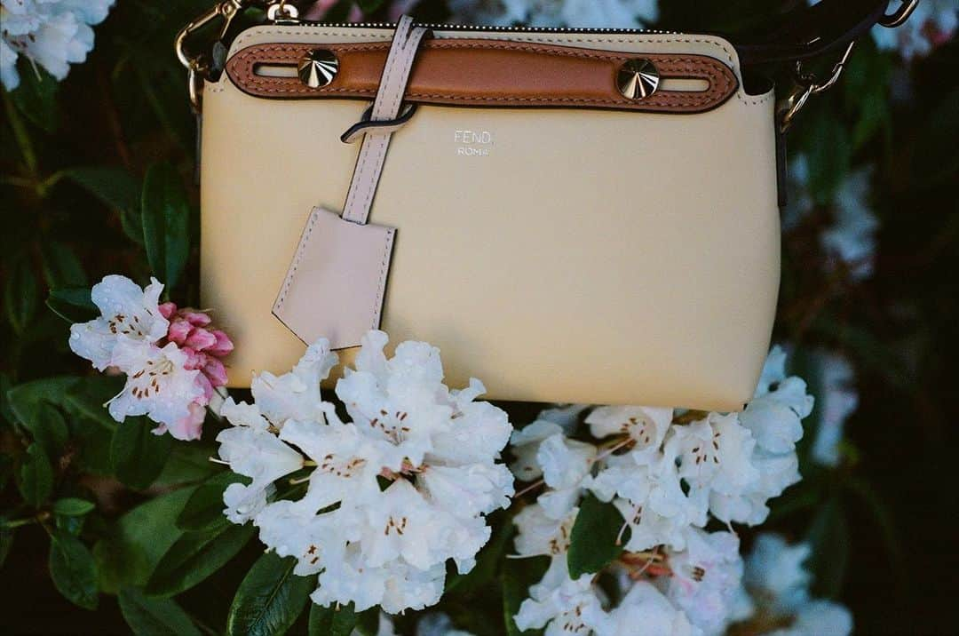 Fendiさんのインスタグラム写真 - (FendiInstagram)「Meticulous craftsmanship and modern practicality meet in the #FendiSS20 By The Way Boston bag – a refreshing counterpoint to the season’s nostalgic florals and feminine tailoring.」6月15日 21時44分 - fendi