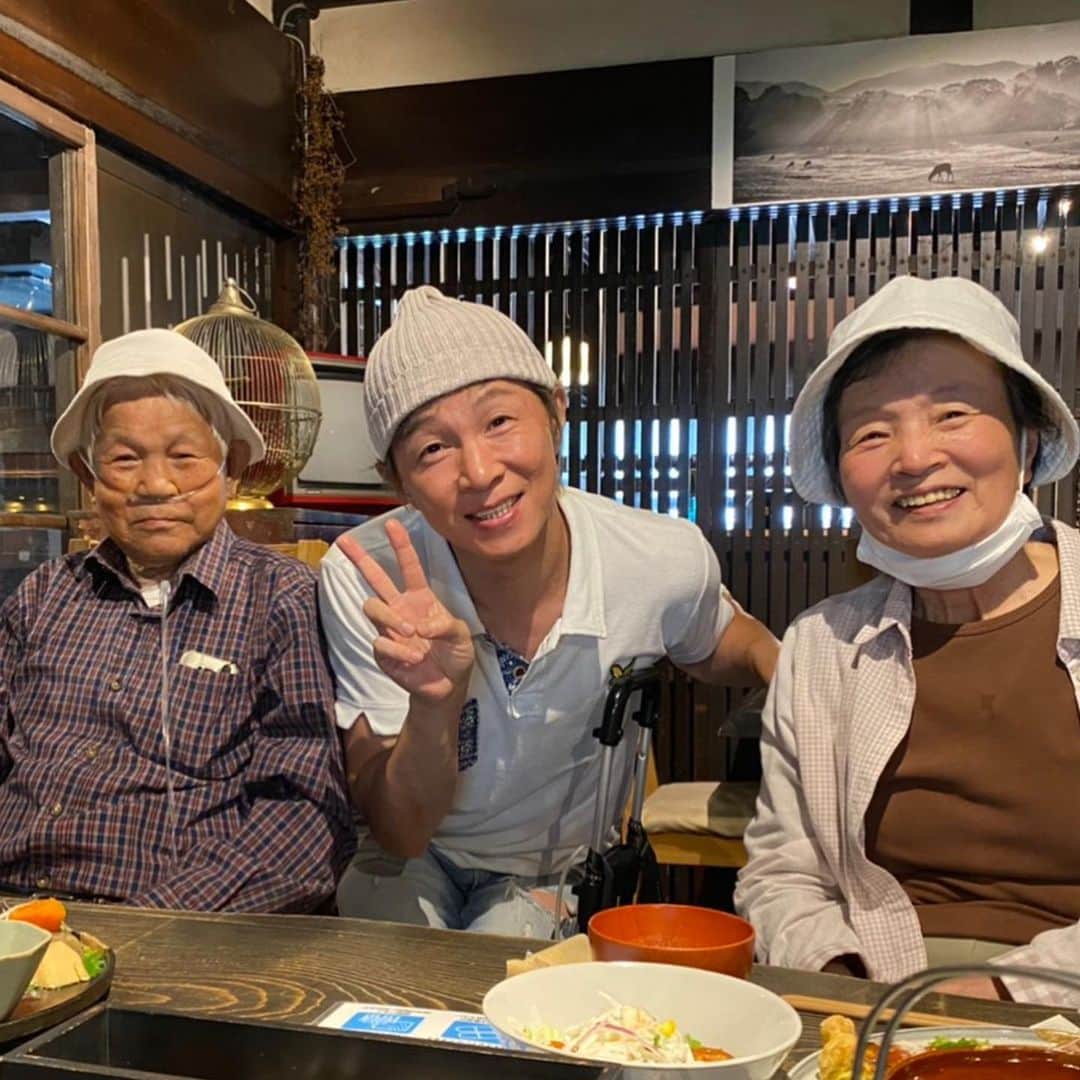 アキ（荒木良明）のインスタグラム：「かなりの久々にオトンオカンに会えた。超ヘルシーランチ☺️ #オトン #オカン #何ヶ月ぶり？ #久々 #超ヘルシー #新喜劇アキ オトン、これで最大の笑顔って。 それはないわ。 僕は宝物じゃなかったのか。 いや、しんどいのか。 オトン、ほんとの笑顔を見せてくれ‼︎ オカンと同じ帽子が嫌なら、好きなキャップを被ったらええねんで。 #自由やん 🤗」
