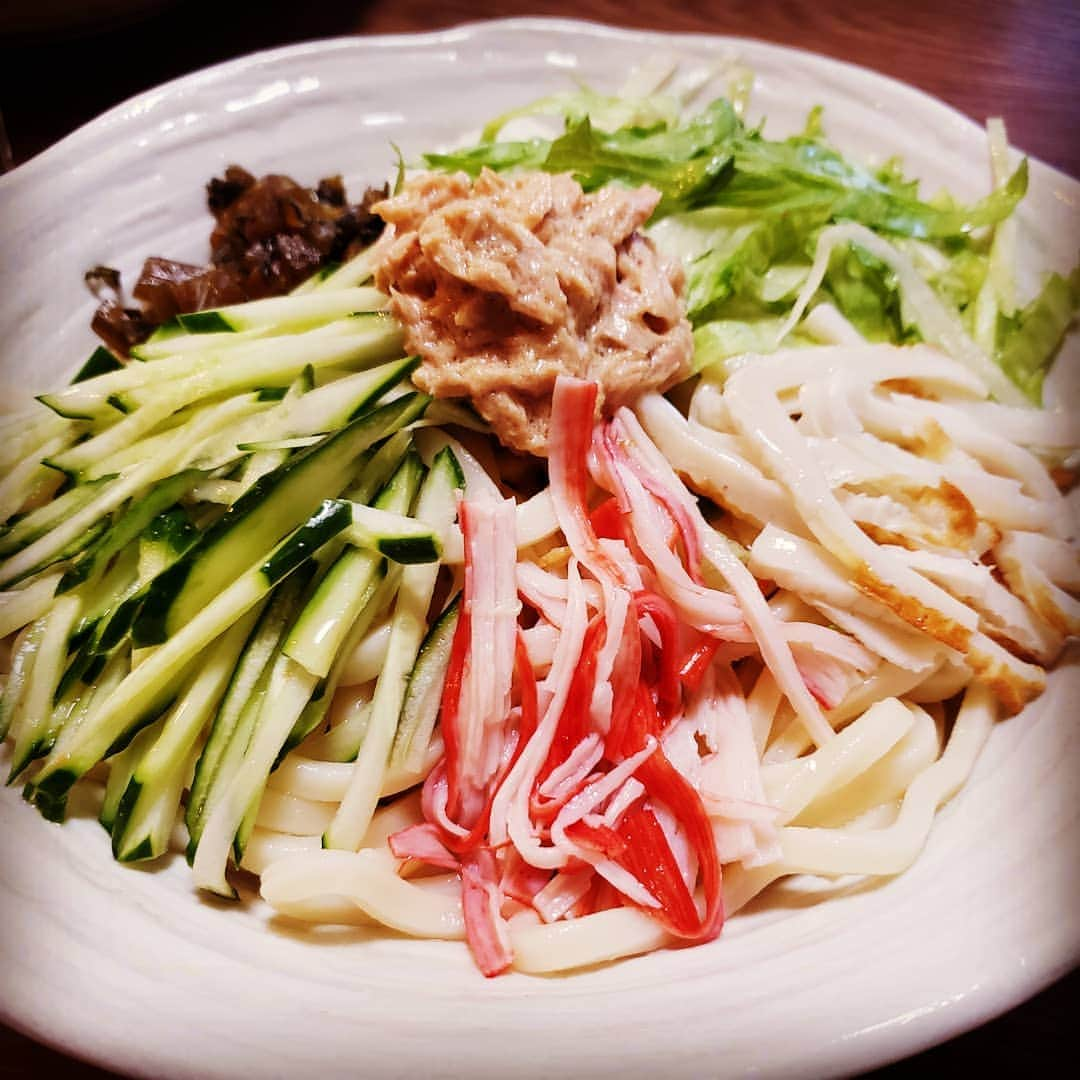 東朋宏さんのインスタグラム写真 - (東朋宏Instagram)「今日はめっちゃ暑かったから冷しうどん‼️ 満足はしてないけど一応合格点‼️(笑)  左奥にチラッと見える野沢菜の佃煮がすごく美味しくしてくれるんだよね～。。。 あ、あとYouTubeの東MAXチャンネルもちょいちょいアップされてるから見てね～‼️ https://www.youtube.com/channel/UCZIbxeSO5i_MAq7c8V3BRHw  #男の料理 #簡単レシピ#tastyjapan #おうちごはん #ディナー #うどん #野沢菜 #佃煮 #きゅうり #カニかま #ちくわ #レタス #ツナマヨ #YouTube #東MAXチャンネル」6月15日 21時46分 - tomohiro_azuma