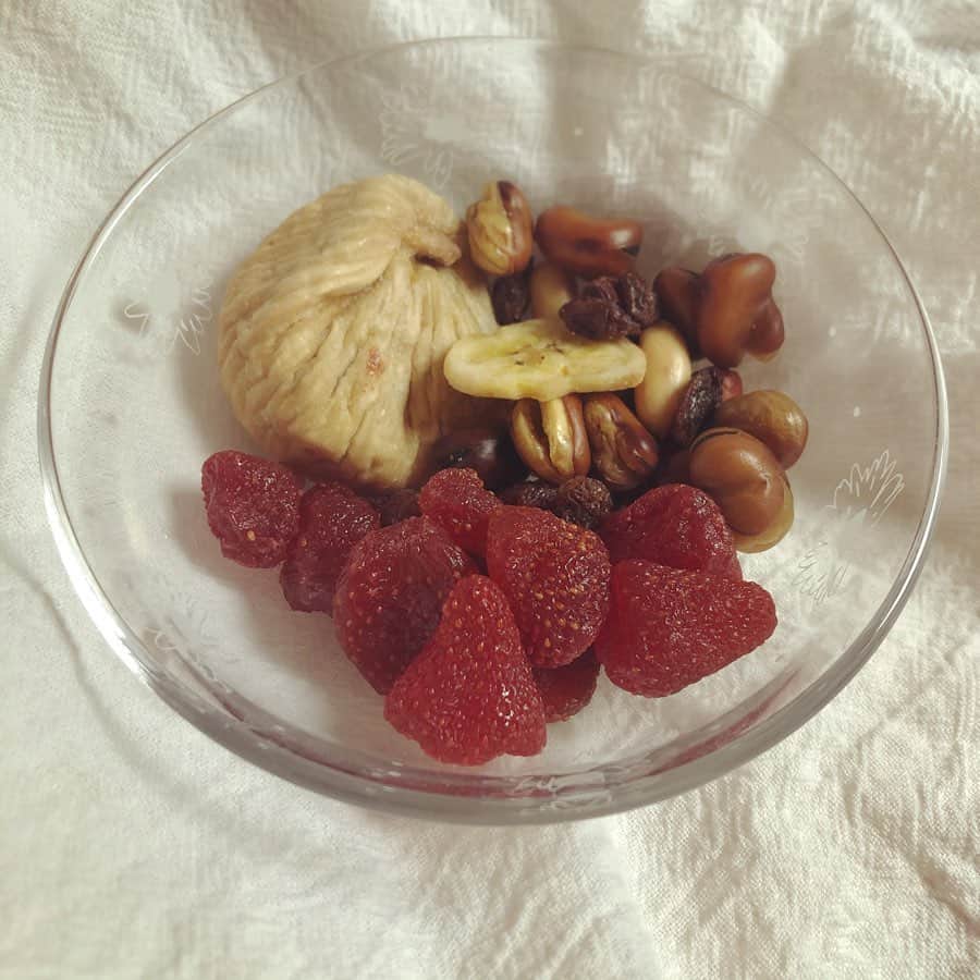 RUUNAさんのインスタグラム写真 - (RUUNAInstagram)「. . 最近のおやつ☕️ . 特に苺のドライフルーツがお気に入り♪ 苺そのままの果実感を感じれて 濃いグミみたいなドライフルーツ🍓 . . #kolme #afternoon #time #driedfruit #favorite #yummy  #like #healthy #good #day #strawberry #figs #nuts #3時のおやつ #おやつ #ドライフルーツ #お気に入り #苺 #いちじく #ナッツ」6月15日 21時56分 - ruuna_kolme