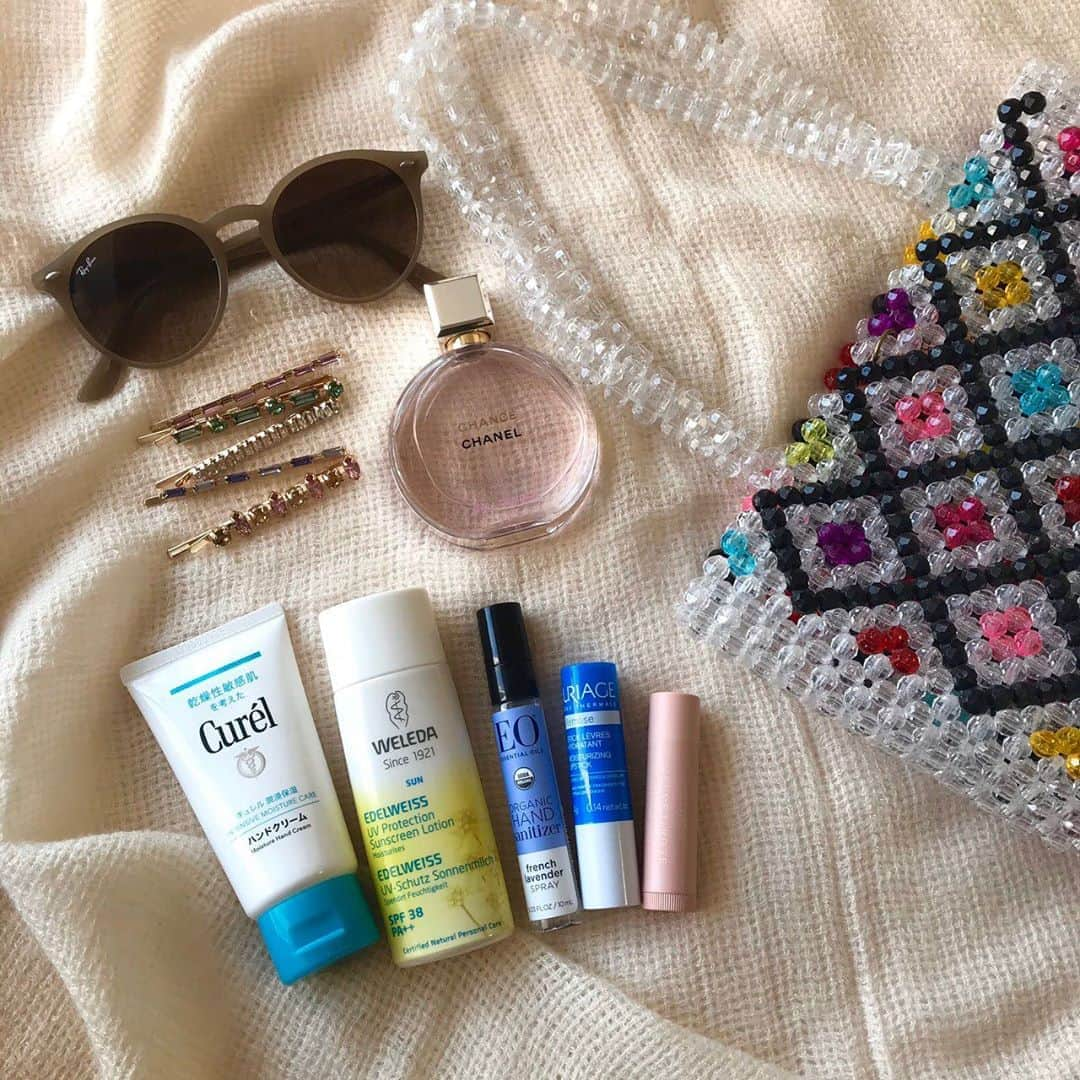 ELLE girl JAPANさんのインスタグラム写真 - (ELLE girl JAPANInstagram)「What's in my bag？👜﻿ ﻿ お財布やコスメから意外なものまで？！🧳おしゃれガールカバンの中身を拝見💘﻿ ﻿ 💁🏻‍♀️アシスタントエディター TSUBASA﻿ ﻿ 2年前に購入した #スーザンアレキサンドラ  のビーズバッグが今年も活躍しそうな予感💭﻿ ヘアピンを常備しているのですが、今季は #ザラ のビジューピンが気分🌼サニタイザーはもちろん、手洗い・アルコール消毒で手が荒れがちなので #キュレル のハンドクリームも忘れずに🙌🏻﻿ 今はマスク生活なので #ユリアージュ の保湿リップと #アルジェラン のリップ、あとは #シャネル の香水で気分をあげるようにしています😌﻿ #レイバン のサングラスと #ヴェレダ の日焼け止めも手放せません🕶﻿ ﻿ 🦄 @ellegirl_jp ではみんなの素敵な投稿をご紹介♡﻿ 「バッグの中身」「夏コーデ 」「ヘアアレンジ」「夏コスメ」の写真を募集中🤳﻿ 【 #ellegirluni 】のタグを付けて投稿してね📲﻿ ﻿ ﻿ #ellegirl #ellegirlfashion #鞄の中身 #カバンの中身 #かばんの中身 #バッグの中身 #bagの中身 #愛用バッグ #whatsinmybag #ビーズバッグ #サングラス女子 #uvケア#susanalexandra #zara #ザラコーデ #レイバンサングラス #raybansunglasses #シャネル香水 #ヘアピン #uriage #weleda ﻿」6月15日 21時51分 - ellegirl_jp