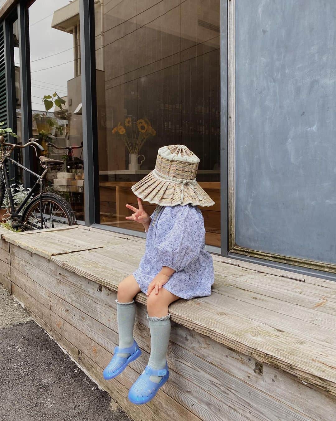 目見田早弥子のインスタグラム：「| 👒 娘お気に入りの帽子🌼 私も色違いで持ってるのですが 一緒に被って出かけたがる。可愛い😊🤍 igorはクリアなカラーが夏っぽくて涼しげでスキ🐋」
