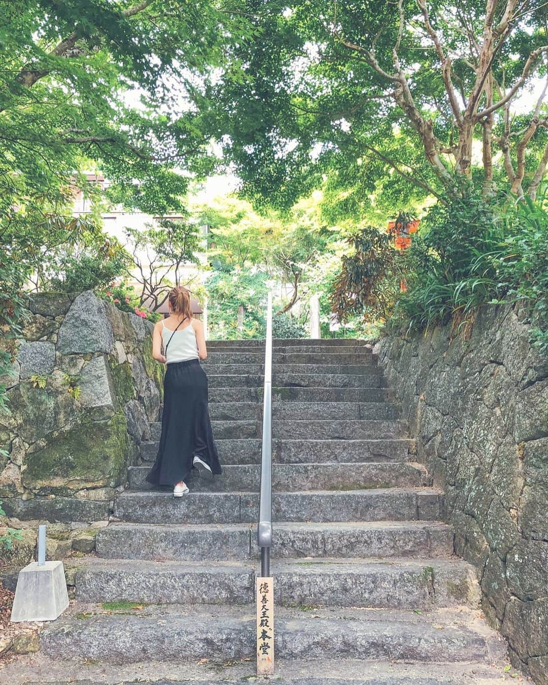松田 美奈子のインスタグラム：「先日こお休みは行きたかったところへ🚗 通りかかりのお寺で御参りしてきました。 そこにあった湧水が凄く冷んやり気持ち良くて浄化されました🙏 . skirt... @merci__jp」