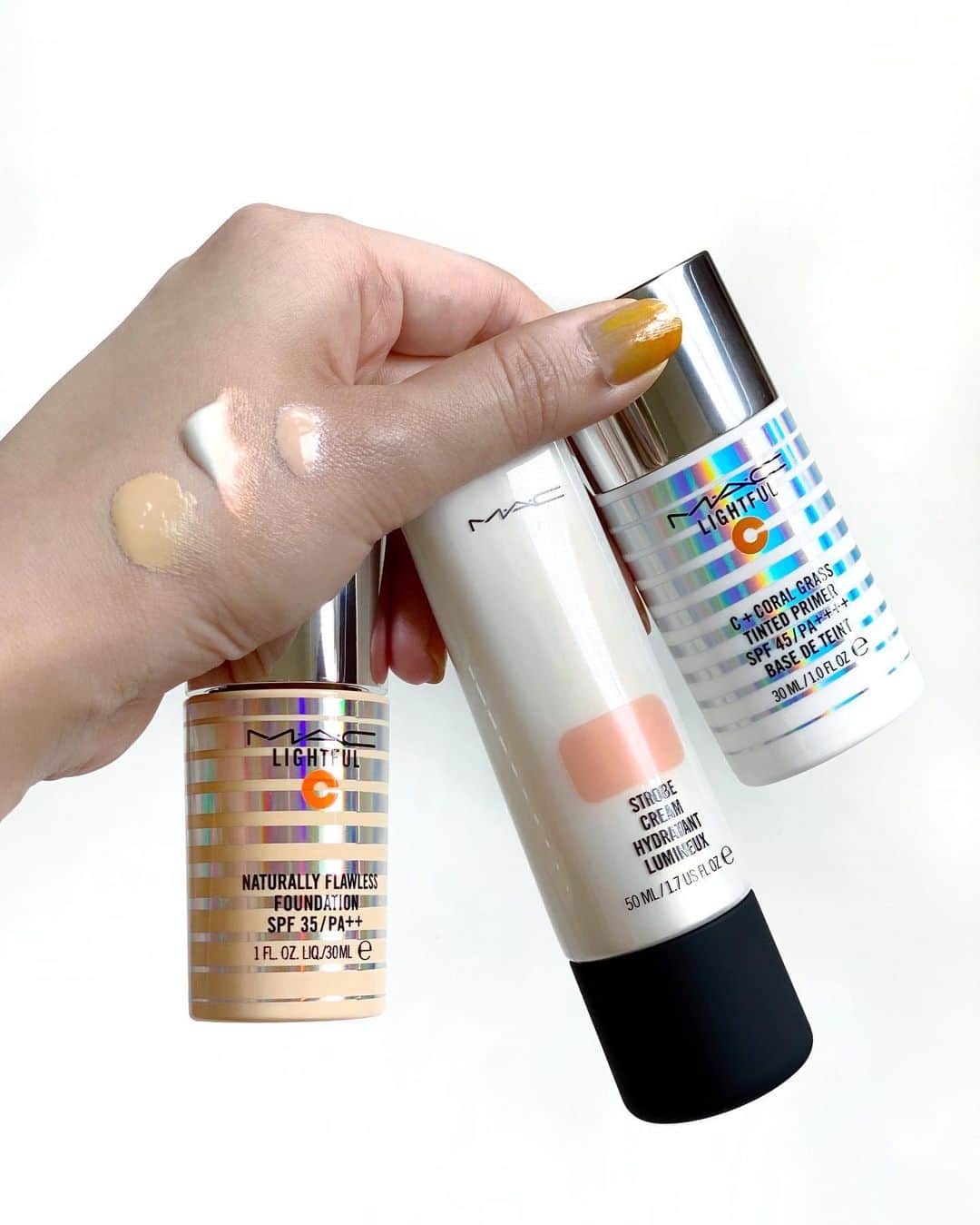 M∙A∙C Cosmetics Japanのインスタグラム：「下地とファンデーションのベストコンビを見つけて、印象をがらりとチェンジ✨ ㅤ 【フレッシュなツヤ肌】気分の日は、 透明感を引き出すストロボクリームをスキンケアに仕込んで。下地をまんべんなく伸ばし、ファンデーションは顔の真ん中メインに少しなじませればOK。抜け感のある肌が出来上がり☝️ ㅤ ㅤ 【公式オンラインショップ限定特典】 ☑︎6月25日(木) 23:59まで全品送料無料！ ☑︎初回ご購入のお客様へ10% OFFクーポンをプレゼント（クーポンコードwelcome） ㅤ #MACCosmeticsJapan #MACCosmetics #MAC #MACコスメ #マックコスメ #コスメ #メイク #美容 #化粧品 #デパコス #コスメ部 #コスメマニア #コスメ好き #コスメ好きさんと繋がりたい #メイク好きな人と繋がりたい#夏メイク #夏コスメ #メイク下地 #リキッドファンデーション #リキッドファンデ #ツヤ肌 #透明感 #ツヤ #ツヤメイク #お気に入りコスメ」