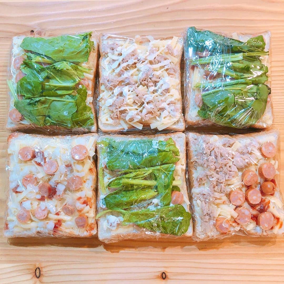 うえむらちかのインスタグラム：「今日の #うえむらちかのおうちごはん﻿ ﻿ 超簡単 #作り置きレシピ ﻿ ﻿ 🍞冷凍トッピングトースト🍞﻿ ﻿ 材料﻿ ・食パン﻿ ・とろけるチーズ﻿ ・ウィンナー﻿ ・シーチキン﻿ ・好きな野菜﻿ ﻿ 作り方﻿ 食パンにバターをひいて﻿ とろけるチーズを敷き詰めて﻿ 具材を載せる﻿ ﻿ 解凍﻿ 冷凍庫から出して常温で3～5分戻して﻿ オーブントースターで5～6分程度焼く﻿ ﻿ 簡単でしょ？🤤﻿ ﻿ ﻿ #作り置き #作り置き冷凍 ﻿ #トーストアレンジ #食パンアレンジ ﻿ #冷凍トースト #冷凍作り置き﻿ #冷凍トーストで楽ちん朝ごはん  #冷凍トースト #楽ちんごはん」
