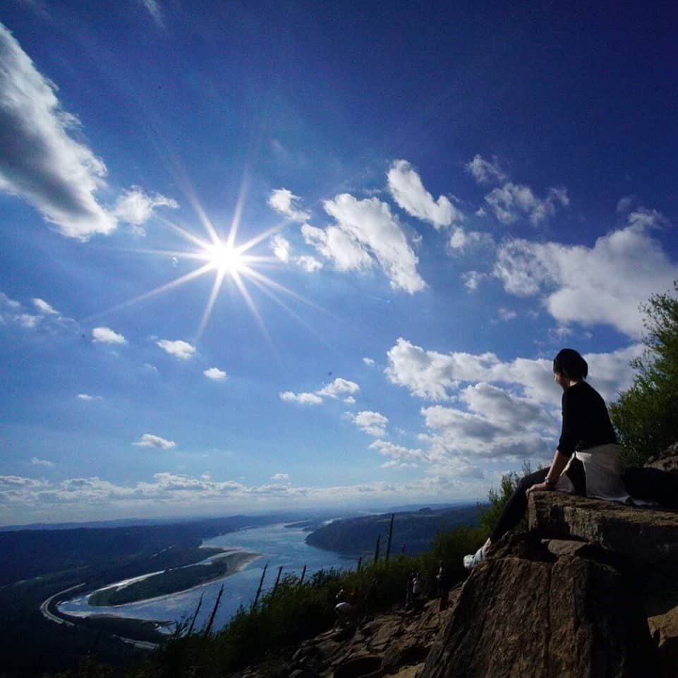 大橋未歩さんのインスタグラム写真 - (大橋未歩Instagram)「山に行きたすぎてどうにかなっちまいそうだす。  生まれた時からマンションの隣りには 登山口があって、木登りしたり 楠木の丈夫な蔓でターザンしたり やまももをバケツ一杯とって食べたり。  山には『別世界』という名前をつけて 友達と山で遊ぶ時は「別世界しよ！」と言っていた。  山は無限の遊び場で 斜面の土を掘れば階段になったし 枯れ木を組み合わせれば 基地になった。 何でも受け止めてくれる気がして 最高に楽しい場所だった。  今、私は「自然が好き」とかいうと 「登山女子キャラ目指すの？」 「あざとい」とか 言われてしまう情緒のない世界に体半分くらい浸かってる笑  アメリカを150km歩いた後 達成感を噛み締める顔は 何とも言えないいい顔してる。 「すっぴん公開」とニュースになっちゃうすっぴんとは全く意味の違うすっぴん。  私が思う美しさとは こういうことなのです。  風に揺れる樹々や水面に反射する光や 地球の歴史を刻んできた岩層。 美しいものに触れたい。  移動が許される範囲で 近々行きたいなあ☺️ #登山  #jmt  #ポートランドの山」6月15日 21時58分 - o_solemiho815