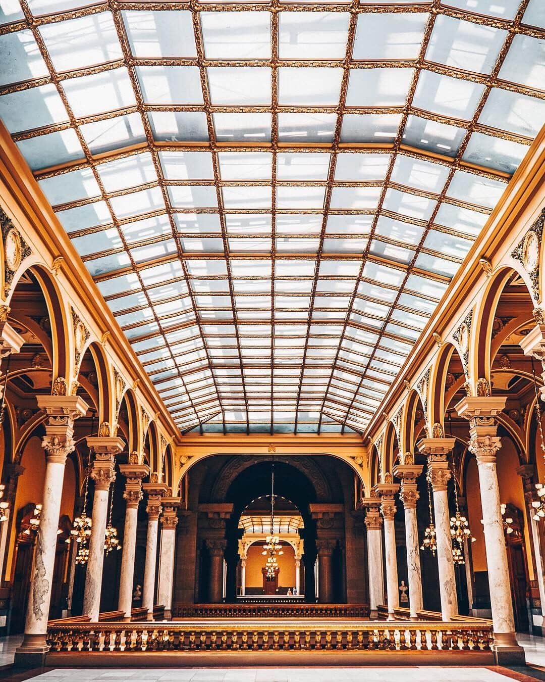 Visit The USAさんのインスタグラム写真 - (Visit The USAInstagram)「The Indiana State House has served as the center of civic life in Indiana since 1888. But we also love it for the amazing architectural beauty! 🤩 Have you ever been to Indianapolis? 📷: @zakattack_89 #VisitTheUSA」6月15日 22時00分 - visittheusa