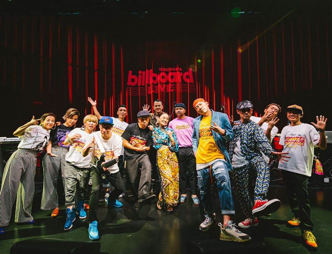 MIGHTY CROWNのインスタグラム：「#mightycrownの生配信  #ツヨボジ　 オンラインショーに参加してくれた 皆さんありがとうございました。 初の無観客ライブ もちろんお客はその場にいないんだけどみんな観てる！と言う感覚 新時代なのかコレは？　 しかし音の戦友達は最高だった！ かなり良い評価をいただいており ありがたく思っております。 初のビルボードショーがこれと言う  見逃してしまって観たいと言う方は プロフィールのリンクからアーカイブで観れるので是非良いバイブスを 体感して観て下さい！ Thankful to all the supporters and had a blast with our first online show from @billboardlive_yokohama  Vibes was just 🔥🔥🔥 #reggae #dancehall  If you missed it still can watch it til the 17th Jpn time thru zaiko  Link in the bio  #Mightycrown #Chozenlee #jrexxx #pushim #homegrownband」