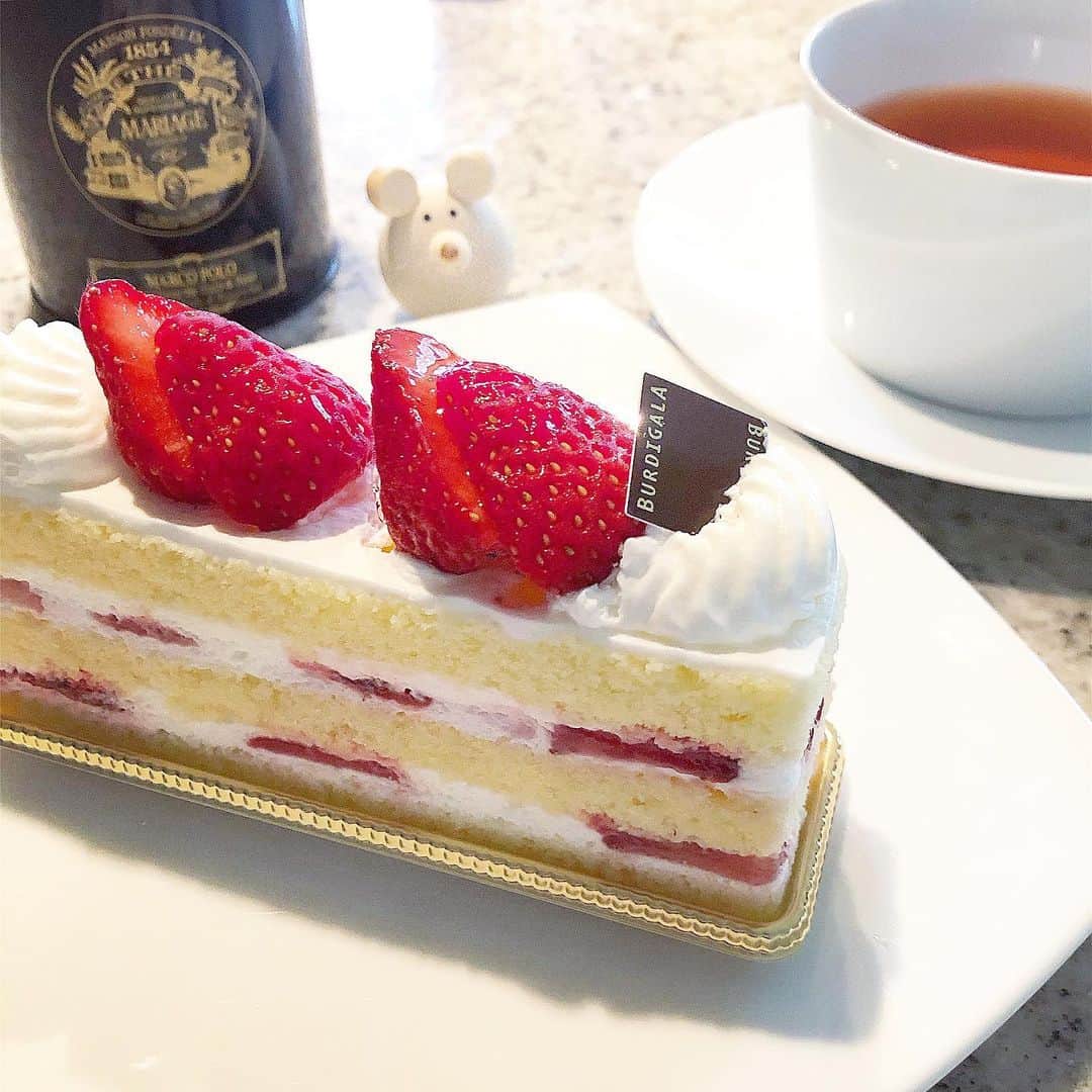 榊山敬代のインスタグラム：「🍰☕️🍓✨… ・ 週末のおやつはショートケーキ 久しぶりにいただきましたの巻  週末のストーリーズでは エクレアを紹介しました けど実はショートケーキ もひとつ食べていました  最近いろいろなスイーツの 味を研究したくてリサーチ を言い訳に食べ過ぎ注意也  紅茶は頂き物の マルコポーロで  華やかなティータイム  さてきょうの午前は窓拭きにはじまって お外は暑かったのでまた後日涼しい時に ピカピカフキフキする計画へ変更のとき  ところでお掃除タイムで　 ふとおもいだされたのは  幼少時代よく父親から 言われていました事で  勉強机の中は自らの頭の中 なんだよという教育でした  勉強机の中が散らかっていたら わたしの頭の中が散らかってる ことが表現されているとのこと  きょうはあらためてそのひとコマを おもいだしながら身の回りを清めて  明日もお清めタイムしながら 整えなおす一週間にする計画  かたわらに明日は zoom会議DAYにて  午前と夜と二回ありますので 整理整頓まとめタイムのとき ・ ・ 💻👤👤👤👤👤👤👤…🧹 ・ ・ #おうち時間  #おうち大好き #stayhome ・ ・ ・ ・　 #ブルディガラ #BURDIGALA #bread #sweets #ショートケーキ #shortcake #いちご #苺 #strawberry #cream #スイーツ #おやつ #紅茶 #マルコポーロ #マリアージュフレール #MARIAGEFRERES  #おうちカフェ #coffee #ご褒美 #日本画家 の #お料理こんなもん #コロナウイルスが早く終息しますように #お掃除」