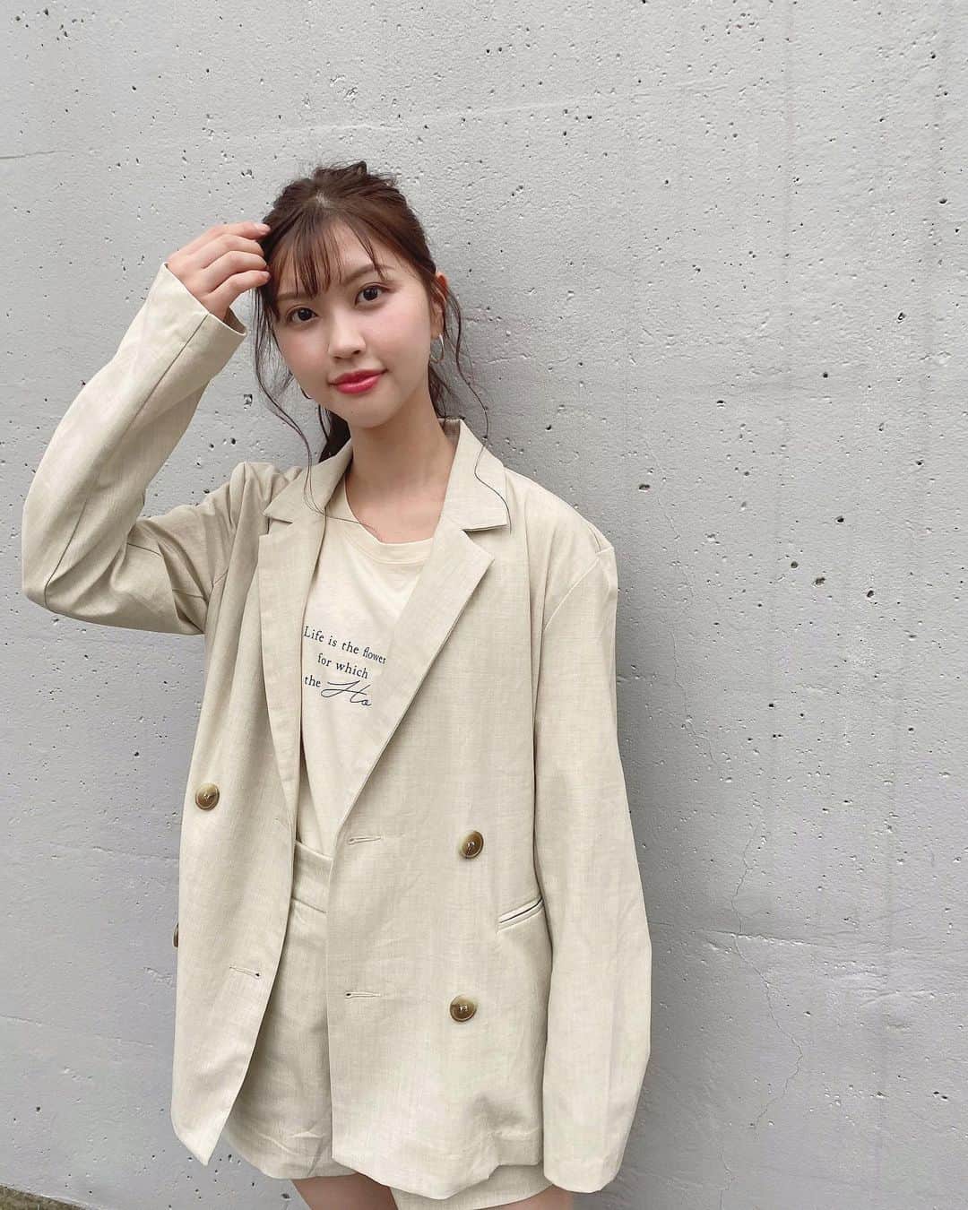 のインスタグラム：「﻿ ﻿ @secretlabel_jp ﻿ リネン生地のセットアップ♡﻿ ﻿ 生地感も今の時期に丁度良くて﻿ ジャケットもパンツも﻿ それぞれ使いやすいから﻿ この夏、重宝するであろうアイテム🌻﻿ ﻿ ﻿ 158cmでSサイズ頼みました☺︎﻿ ﻿ ﻿ ﻿ ﻿ ﻿ #secretlabel#ootd#ootdfashion#ootdshare#linenjacket﻿ #setupwars#koreanfashion#summer#summerfashion ﻿ #シークレットラベル#韓国ファッション#韓国通販﻿ #セットアップ#セットアップコーデ#リネン#リネン服」