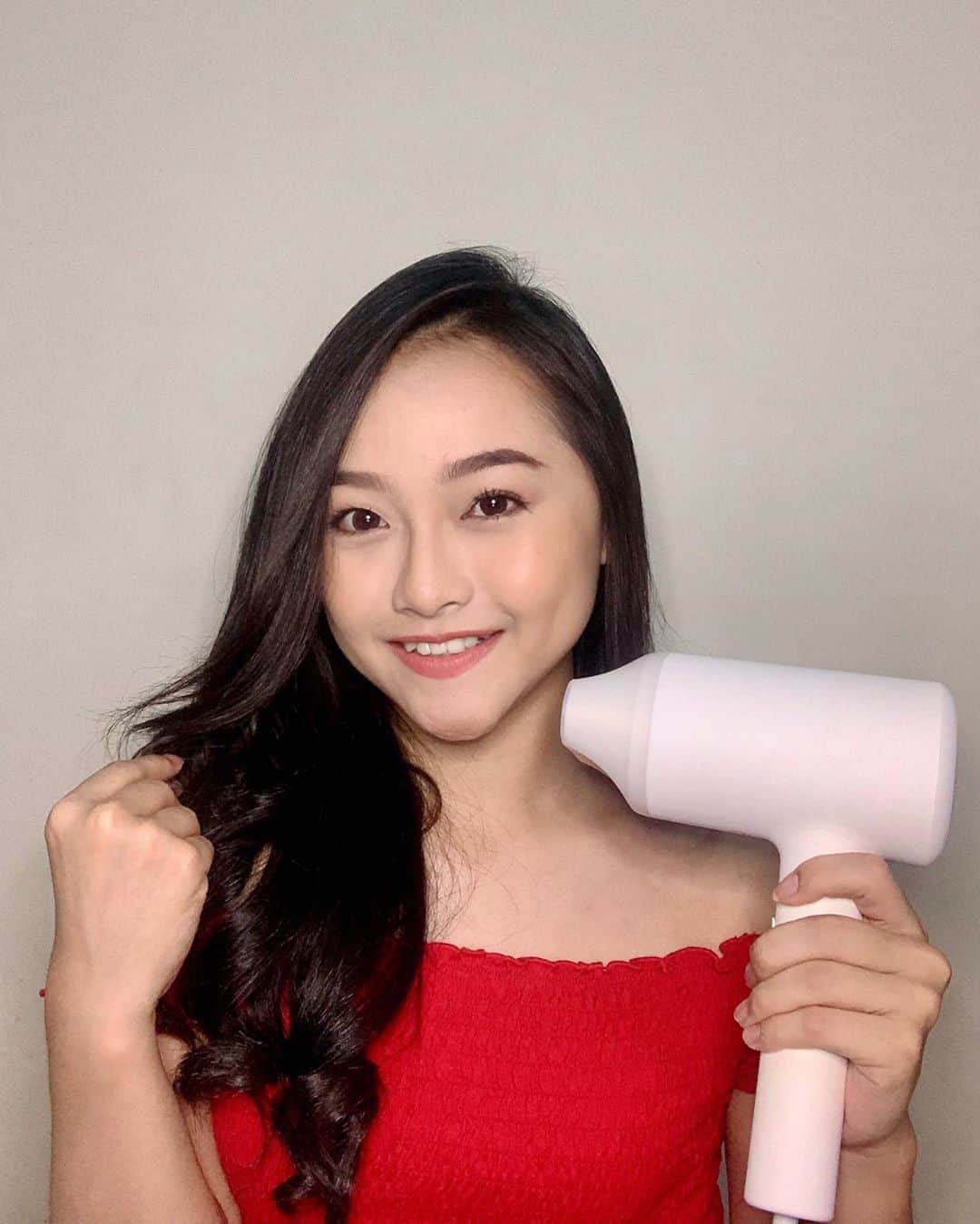 ロナ・アングラエニのインスタグラム：「[GIVEAWAY ALERT!!] #CewekPilihXiaomi #xiaomiindonesia . Girls, sebagai #TeamRambutPanjang aku pastinya harus pinter2 rawat rambut. Nah setiap habis keramas, aku tuh pasti harus keringin rambut. Tapi selama ini rambut aku tuh jadi makin kering karena dulu pake hairdryer yg standard2 aja 😭😅😂 . NAHHH beda bangeeett after aku cobain Mi Ionic Hairdryer dari @xiaomi.indonesia. Jadi hairdryernya mengandung Water Ion (Ion Air) yg fungsinya menjaga kelembapan & melindungi rambut dari kekeringan. Rambut aku jadi lebih lembut, lebih berkilau & mudah diatur. Udah gitu volume udaranya besar & kencang. Ada 3 mode suhu: Panas, Panas-Dingin & Dingin. Udah gitu designnya elegant banget!😆 Buat yg pengen punya juga, kalian bisa dapetin mulai tanggal 18 Juni 2020 lewat website sales channel ini: mi.com, mi store, dan official Xiaomi store di Lazada/Shopee/Tokopedia Harganya cuma 649.000 aja gaes buar hairdryer sebagus ini!! Mantap banget dah Xiaomi❤️ . Aku punya GOOD NEWS!!!! Kamu bisa dapetin #MiIonicHairdryer GRATIS!! Yukkk ikutan giveawaynya😆 Gampang bgt caranya: -Follow @xiaomi.indonesia -ReTWEET postingan di Twitter aku @Ayen_JKT48 dan mention @xiaomiindonesia & tag temen cewek kamu (di TWITTER yaaa) -Jangan lupa pake hashtag #CewekPilihXiaomi dan #MiHairdryerGiveaway -Kuis ditutup tanggal 17 Juni 2020 ya gaes!」