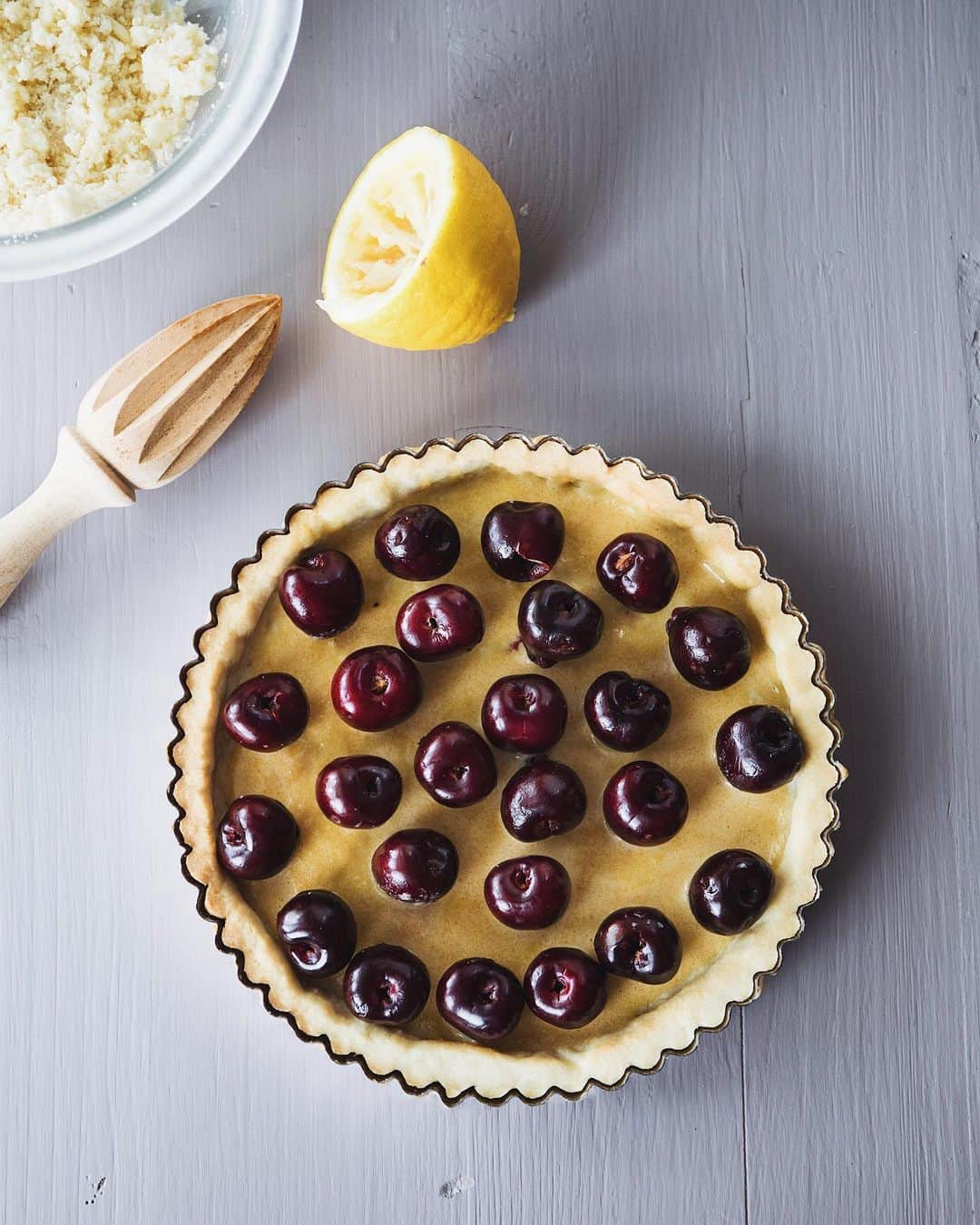 増田由希子さんのインスタグラム写真 - (増田由希子Instagram)「Made this delicious cherry tart for tea🍒😋 #cherrytart #cherry #cherries #cherryseason #baking 「タルト・オ・スリーズ」 フランス北部、アルザス地方のチェリータルト。アパレイユは、爽やかなレモン風味で暑い日でも美味しくいただけます #チェリータルト」6月15日 22時03分 - nonihana_