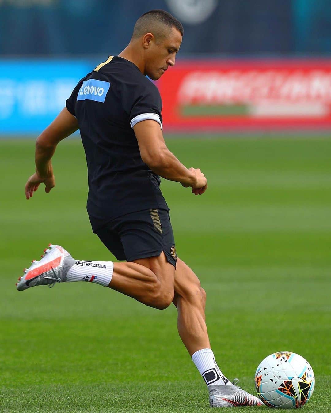 アレクシス・サンチェスのインスタグラム：「Training ⚽️」