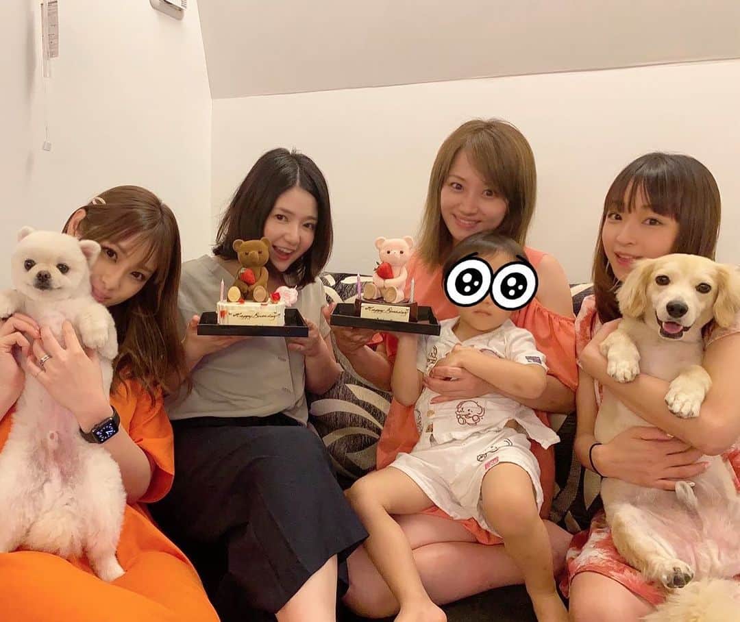 くぼたみかのインスタグラム：「かなーり久しぶりに会えました🥰 5月できなかったゆりっちとひとみんのお誕生日をやっとお祝いしたよ💕 あやと2人で計画して、焼肉ジャンボのテイクアウトと可愛いくまさんケーキとお酒持ってみんなでBBQ🍖 zoom飲み会はしてたけど、やっぱり会って話せるのが本当に嬉しいし楽しかったな🥺 次の日は見事に二日酔いだったけど、その価値はありましたw ひとみん&ゆりっち、本当におめでとう❤️❤️❤️ #friends #bestfriends #birthday #happybirthday」
