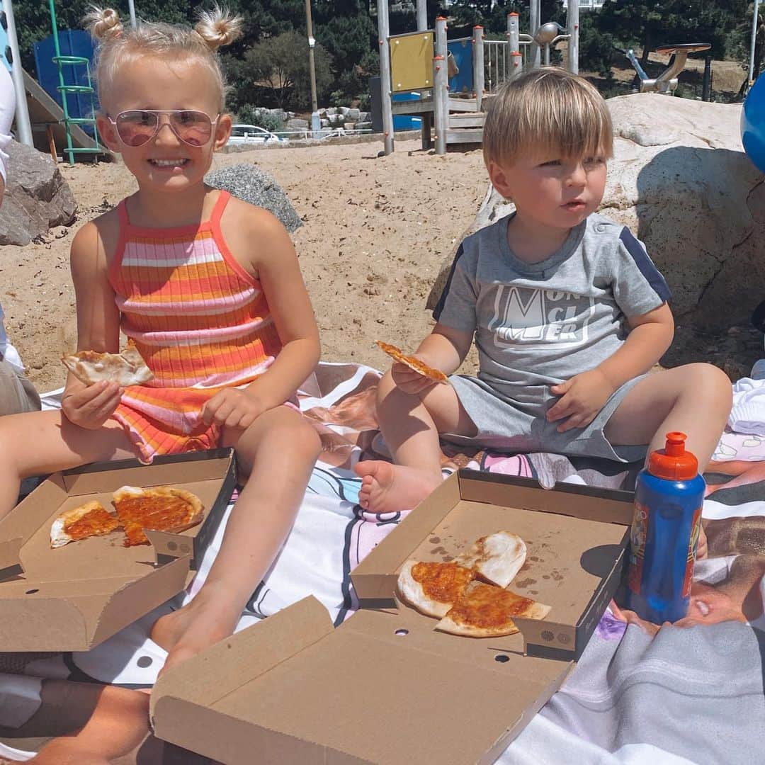 ビリー・フェアーズさんのインスタグラム写真 - (ビリー・フェアーズInstagram)「Pizza on the beach 🌞🍕... is there anything better !? 😌😉🥰❤️ (Apart from sangria and tapas on the beach of course 😆) #happymonday」6月15日 22時13分 - billieshepherdofficial