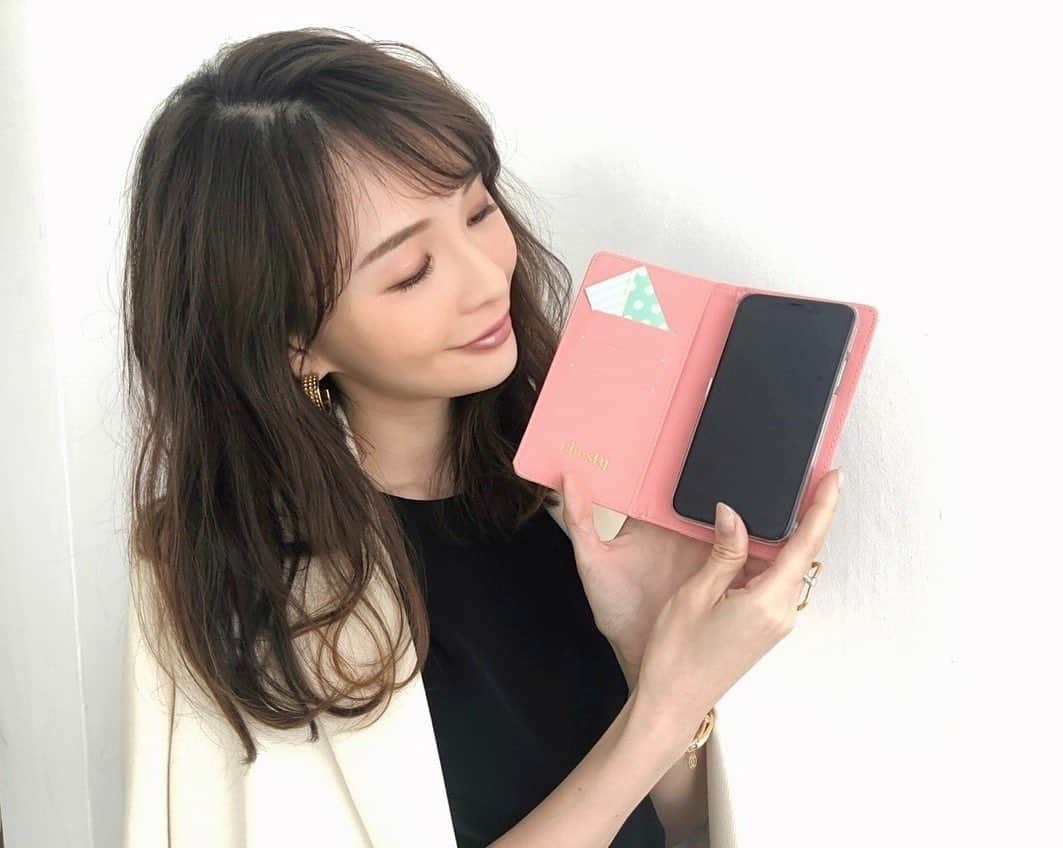 のインスタグラム：「今月号 @bijinhyakka の付録は 淡いピンクが上品な @chesty_official のiPhoneケース🌸 撮影終わりに やーやんが😊📸 . #shooting #美人百花」