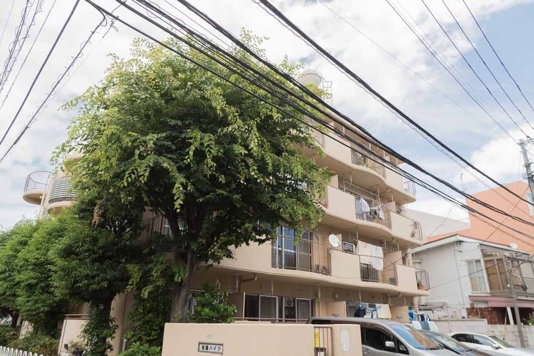 せたがやクラソンのインスタグラム：「『ふたりのヴィンテージ 102』﻿ ﻿ ・東急世田谷線松陰神社前駅 徒歩3分 ・11.2万円・45.24m²・2DK ___________________________________________________________________﻿  お部屋は南向きの2DK。洋室はどちらもバルコニーに面していて、日当たり良好！ そのため、引き戸を開けておいてダイニングキッチンと洋室を一体にしたLDKにして、奥の洋室を寝室にするのがおすすめ。ですが、ダイニングキッチンからは洋室それぞれに振り分けられているので、ちょっと生活時間のことなるカップルさんも、それぞれを自分の個室にすれば、問題なく暮らせそう。 ・ ▼詳細、そのほかのお部屋はプロフィールのリンクから﻿ @setagayakurasson﻿ ___________________________________________________________________﻿ ﻿ 「オンラインでお部屋探し」スタートしました💁‍♀️💁‍♂️﻿ ご相談お待ちしております。 ﻿  _____________________________________________________________________﻿ ﻿ #せたがやクラソン #せたがやンソン #賃貸 #お部屋探し #世田谷区 #世田谷散歩 #リノベーション #賃貸インテリア #日常 #ふたり暮らし  #世田谷線  #リノベ  #オンラインお部屋探し #お家時間 #松陰神社  #松陰神社前駅 #ヴィンテージ」