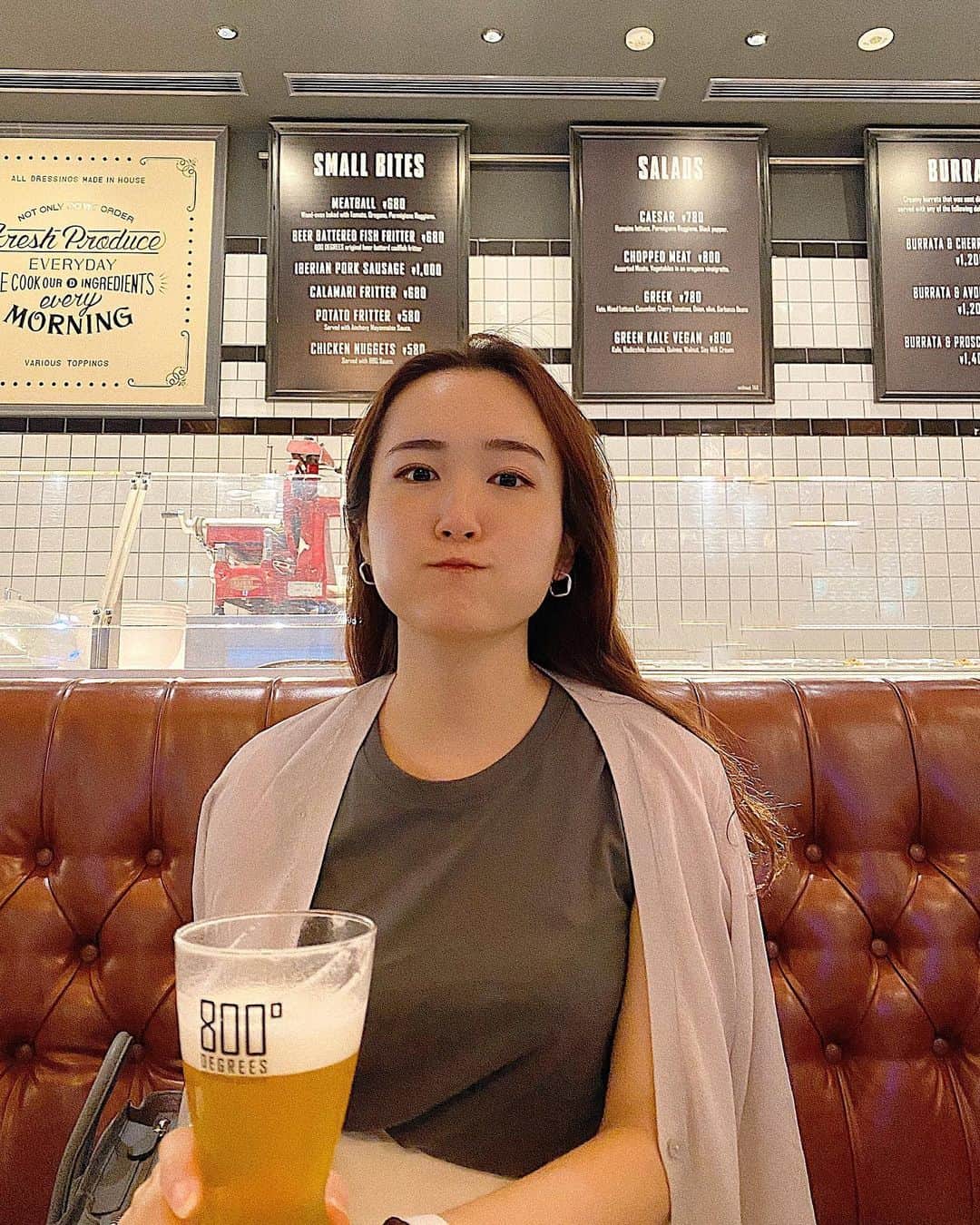 中野英菜のインスタグラム：「家にいることが慣れすぎて 逆に電車乗るのが変な感じの毎日って不思議なかんじ🤔前みたいになれる気がしないです。笑 #ただ友達に会ったり #旅行はまたやっぱりしたいな #東京 #ビール #何顔ですか #ピザ #tokyo #pizza #japan」