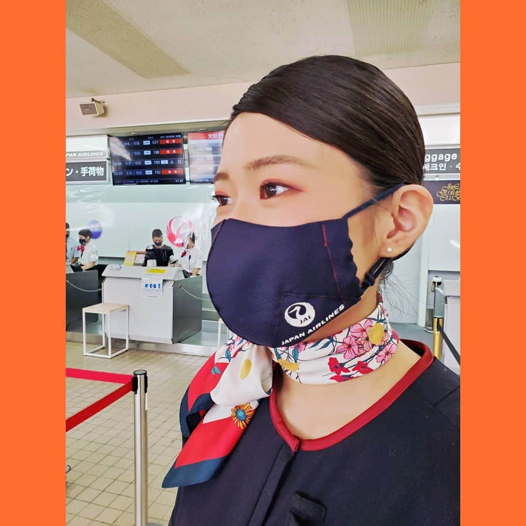 飯田嘉太さんのインスタグラム写真 - (飯田嘉太Instagram)「今日はマスクの取材でした✏ ･ ･ 日本航空･小松空港所のスタッフが考案したのは JALの商品でもある風呂敷を使ったマスク☺️ ･ ･ 制服の色味とのマッチングや お客さんとの会話のツールになる事が狙いらしいです✨ ロゴもバッチリ目に飛び込んできます✈ ･ ･ 欲しいなぁ…と思ったらなんと職員限定の非売品… ･ ･ こういう所で呟いて商品化しないかな🙌笑  #石川テレビ #石川さん #livenewsit #取材 #小松空港 #空港 #airport #風呂敷 を #マスク に #手作り #日本航空 #JAL #japanairlines #モデル は #プロジェクトリーダー #天野 さん #グランドスタッフ #groundstaff #商品化希望」6月15日 22時17分 - kabuto_iida