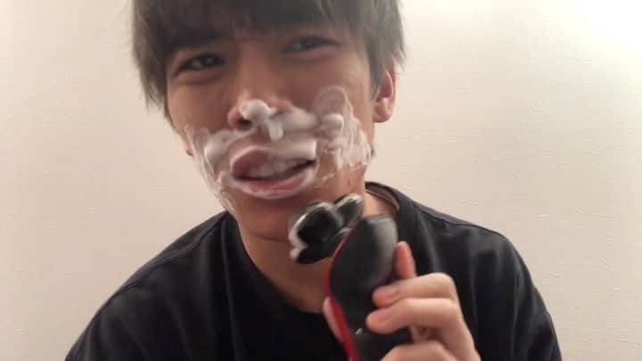 のインスタグラム：「去年から一昨年くらいに 一時期めちゃくちゃYouTubeやってみたくて真似て撮った動画で。 妄想で 『もしも僕にシェービングクリームの案件が来たら』みたいな動画をYouTubeバーっぽく撮ってた動画を見つけたので見てみてください😂 先に言います。落ちはないです。 40秒無駄にしたらすいません😂  簡単に言うとただただ髭剃ってるだけの動画。 #いぇい #誰も欲しくならない　#PR #案件」