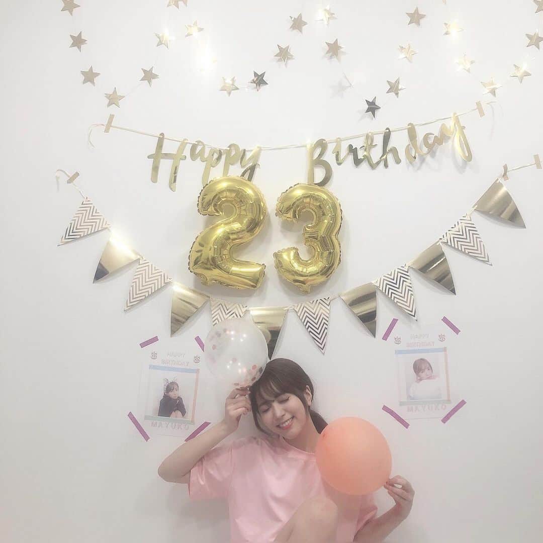 井上真由子のインスタグラム：「. 2 3 歳 少し遅れて、お友達がお誕生日をお祝いしてくれました〜〜🎂💞 し あ わ せ だ〜〜〜💍❤︎ . #23 #happybirthday #love」