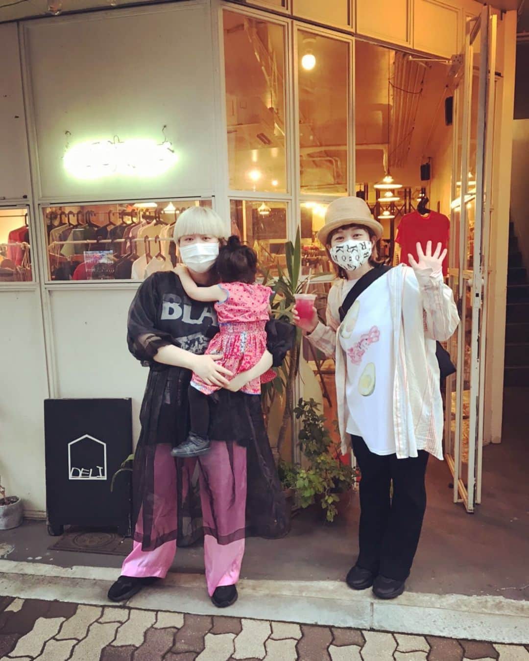 和田美枝のインスタグラム：「久々会えた☺︎ 出会いはこんがりおんがく祭♫  #DELI #赤紫蘇ジュース #めちゃうまっ #カナさん #Arigatō #アボカドうさT」