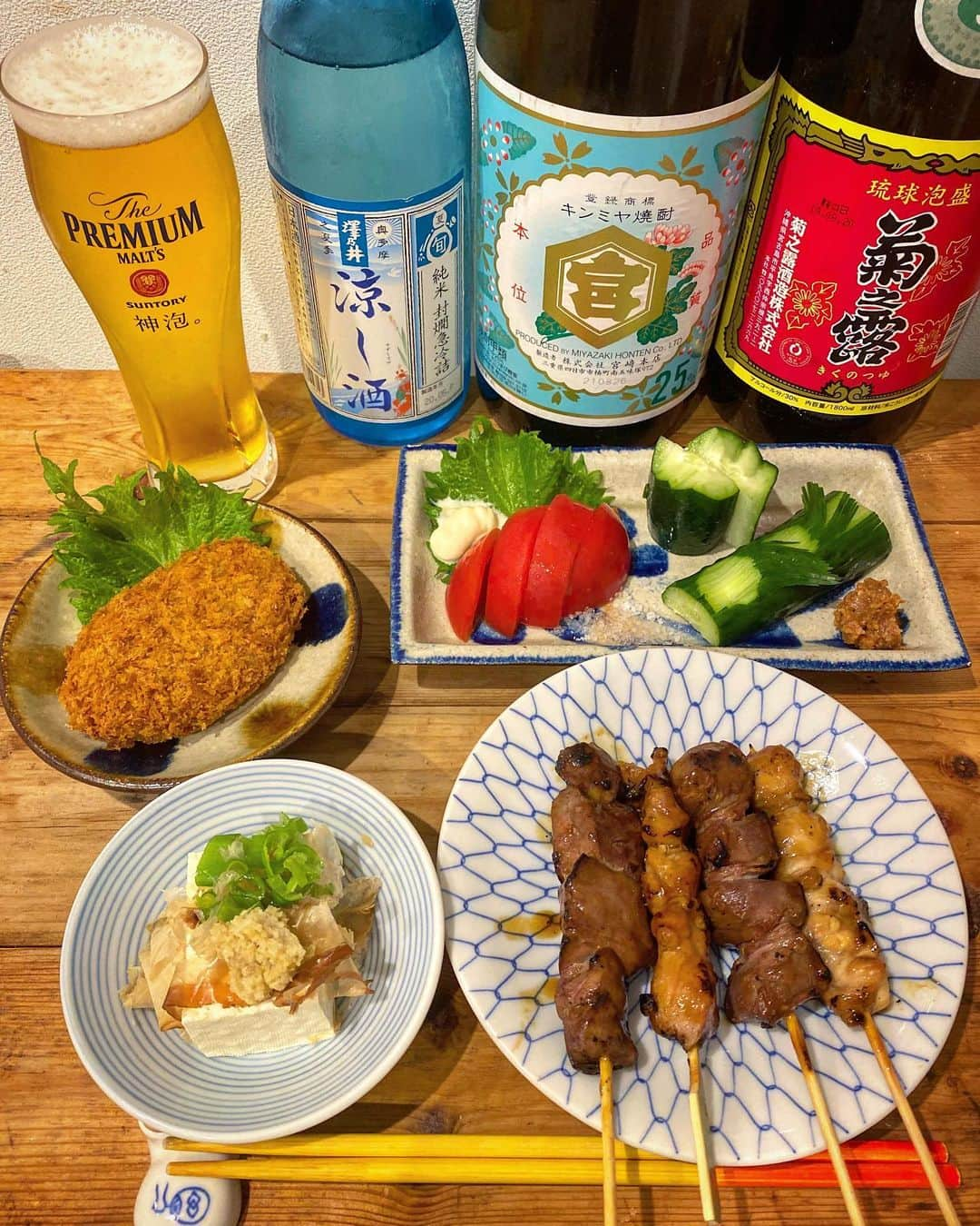 クボタマサヒコさんのインスタグラム写真 - (クボタマサヒコInstagram)「🏮居酒屋始めました🍶 ・お通し (冷奴) ・焼き鳥盛り合わせ (タレ) ・冷やしトマト ・もろきゅう ・ポテトコロッケ ・プレミアムモルツ生 ・澤乃井 涼し酒 純米 (東京) ・キンミヤ焼酎 ・泡盛 菊の露 (宮古)  今日はとにかく暑い日でしたね。 夏らしいメニューで一日の疲れを癒して下さい🍺 . みたいな居酒屋ネタ、僕が料理に目覚めたキッカケ(音楽はさておき)など、さっきお知らせしたnoteでいずれ書いていきたいなと思います。(プロフィールのリンクからどうぞ) . #クボタ食堂 #居酒屋 #居酒屋メニュー #澤乃井 #金宮 #泡盛 #いえごはん #beer #sake #japanesefood #ひょうちゃん」6月15日 22時23分 - kubota_masahiko