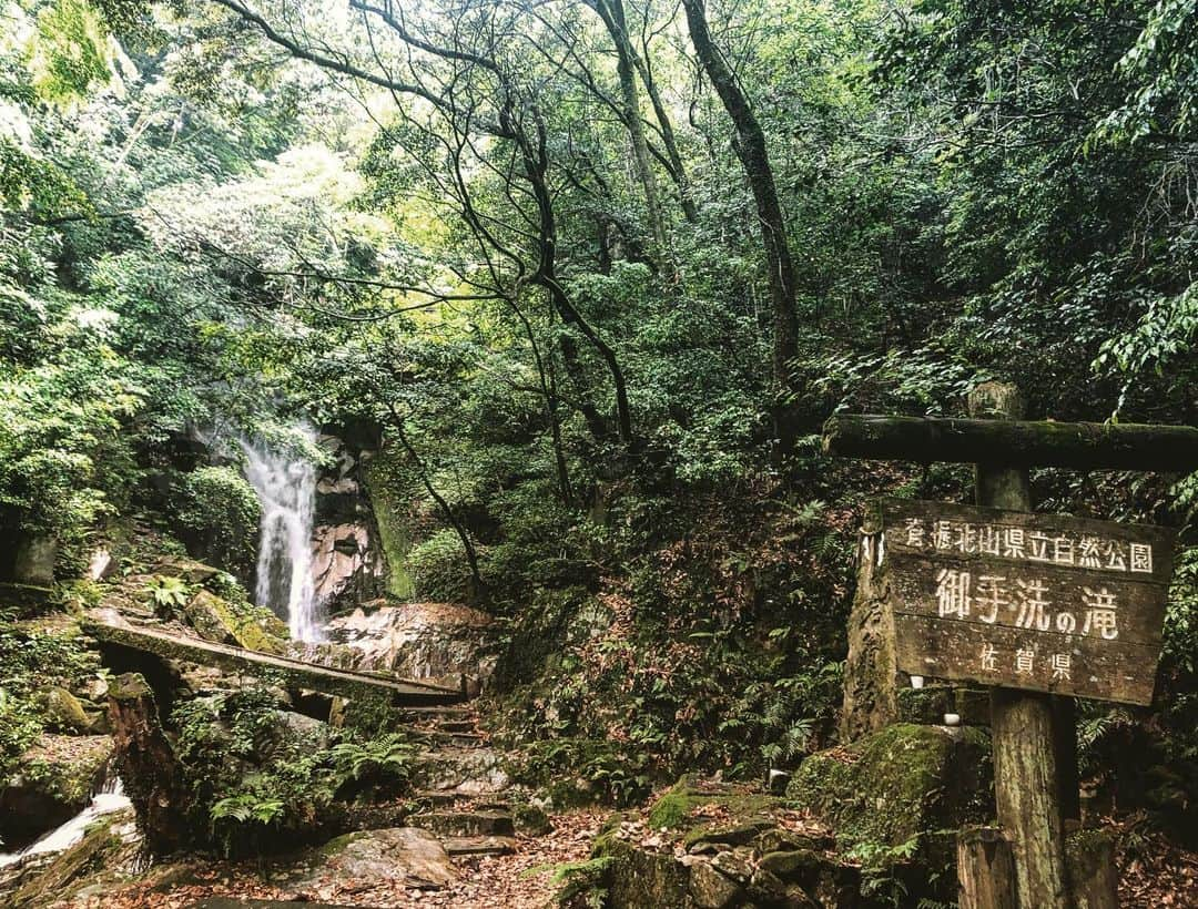 太田江莉奈さんのインスタグラム写真 - (太田江莉奈Instagram)「初夏恒例の滝🧘‍♀️ 涼を求めて🍃 やっぱり自然最高！ . .  #滝 #御手洗の滝  おてあらいではなく。 おちょうずと読むよ。 #佐賀#佐賀観光 #登山#ハイキング#立石山#カエル」6月15日 22時26分 - erina_o_