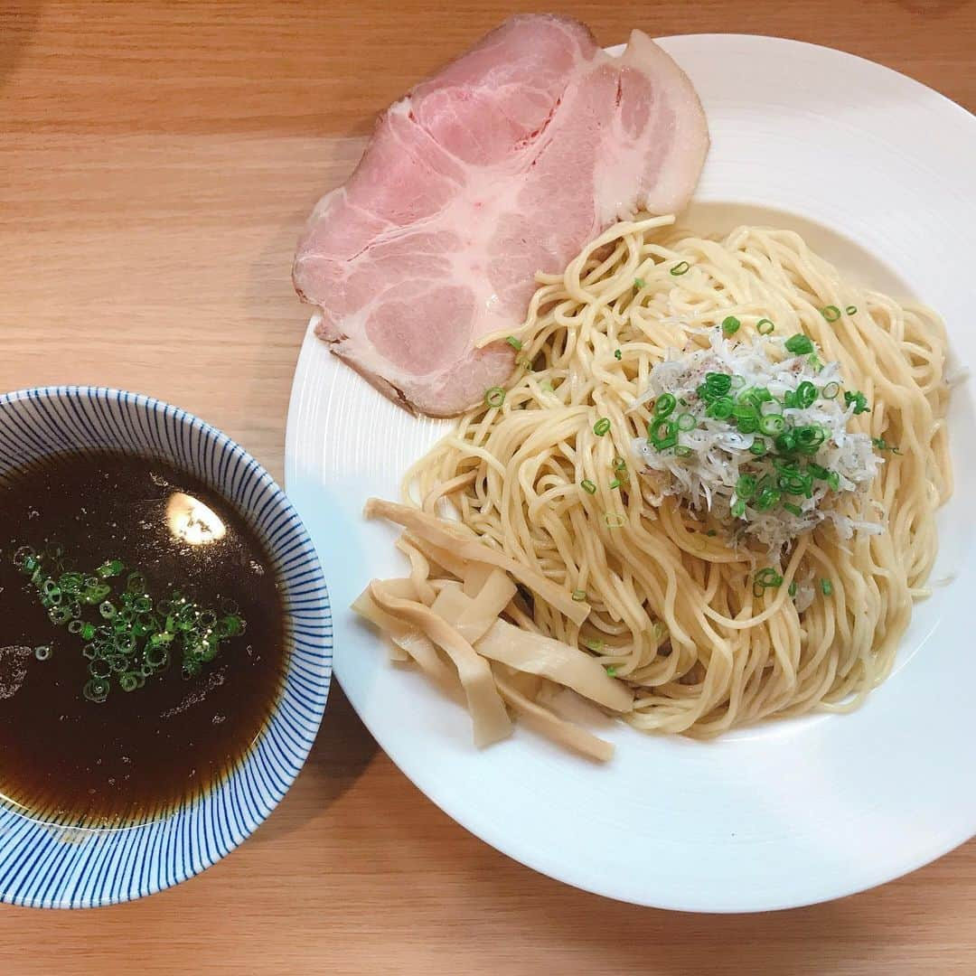 無化調ラーメン「ゆきふじ」さんのインスタグラム写真 - (無化調ラーメン「ゆきふじ」Instagram)「インスタ先行発売 『サバ6醤油つけ麺』 ¥900 「なんでサバ6なの？？？」 「それはねー、6割の割合でサバを使ってるからだよ。」 麺としらすだけでもいけるので、最初のふた口くらいは麺としらすだけでお召し上がりください。  インスタ先行発売です  券売機に特にボタンを設けていないので、下から2列目の紅湯麺のつけ麺のボタンで購入していただいて、サバ6変更とお申し付けください。  あっ、あと1.25玉のご注文もお受けしますので、1玉or1.5玉のボタンで購入してください。 値段は一緒です。  #鯖節 #つけ麺 #つけ麺インスタグラマー #つけ麺部 #醤油つけ麺」6月15日 22時28分 - yukifuzi3785