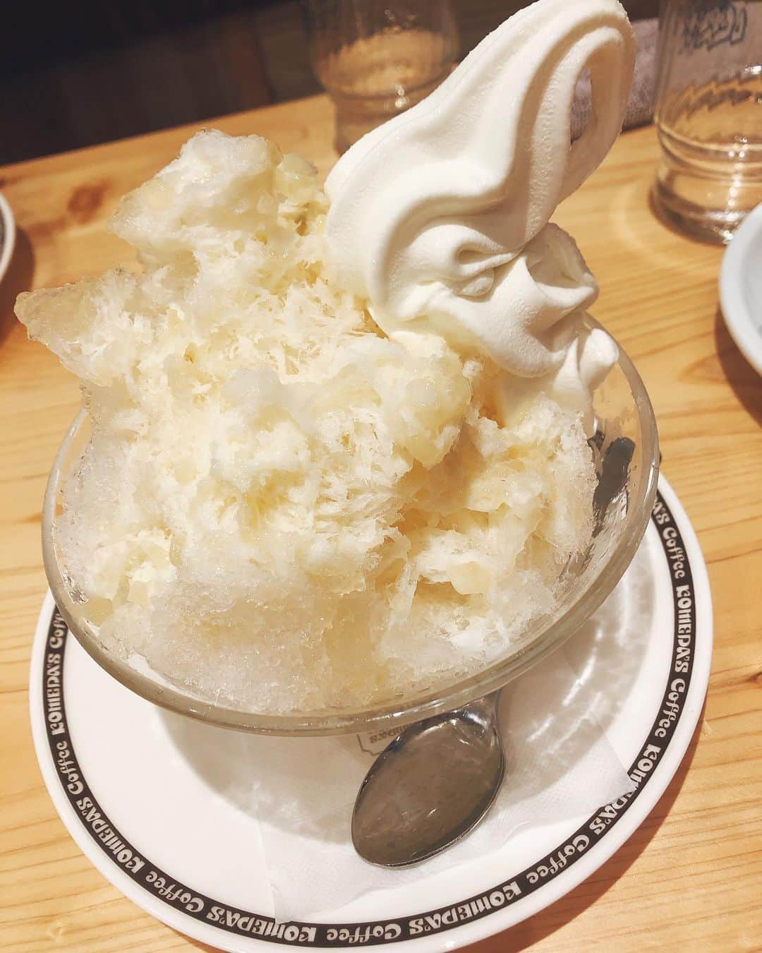 有田優理香のインスタグラム：「広テレのお向かいのコメダ珈琲がついにオープン👏✨　運動不足でまた体重が増えてる気がするけど、かき氷はたぶんカロリーゼロだから許して🥺  #コメダ珈琲　#白桃かき氷 #美味しかった　#新店舗オープン #みんな待ってたよ」