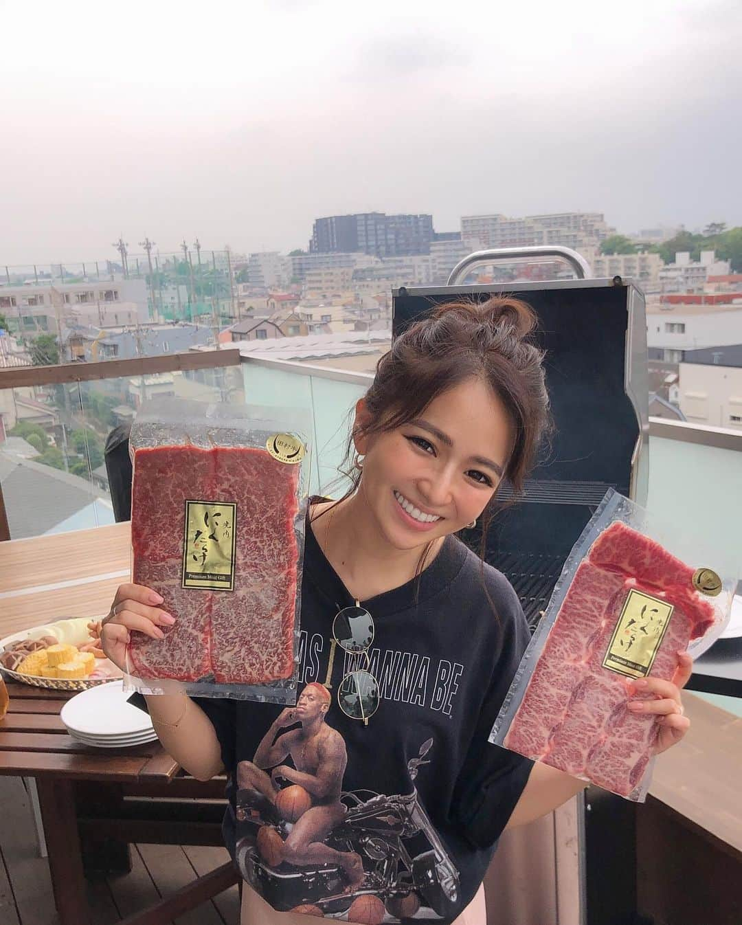 平沼ファナさんのインスタグラム写真 - (平沼ファナInstagram)「BBQに @yakiniku_nikudarake のお取り寄せお肉持って行ったらまじで人気者になった😂❤️❤️❤️✨ おいしすぎて取り合いになったの！笑  焼肉屋さんで食べる味そのままで ほんまにほんまにほんまーにおいしかった🐷🐷🐄 お店で食べてもおいしいけどBBQでこれは反則できるよ💯」6月15日 22時40分 - yoon_phana