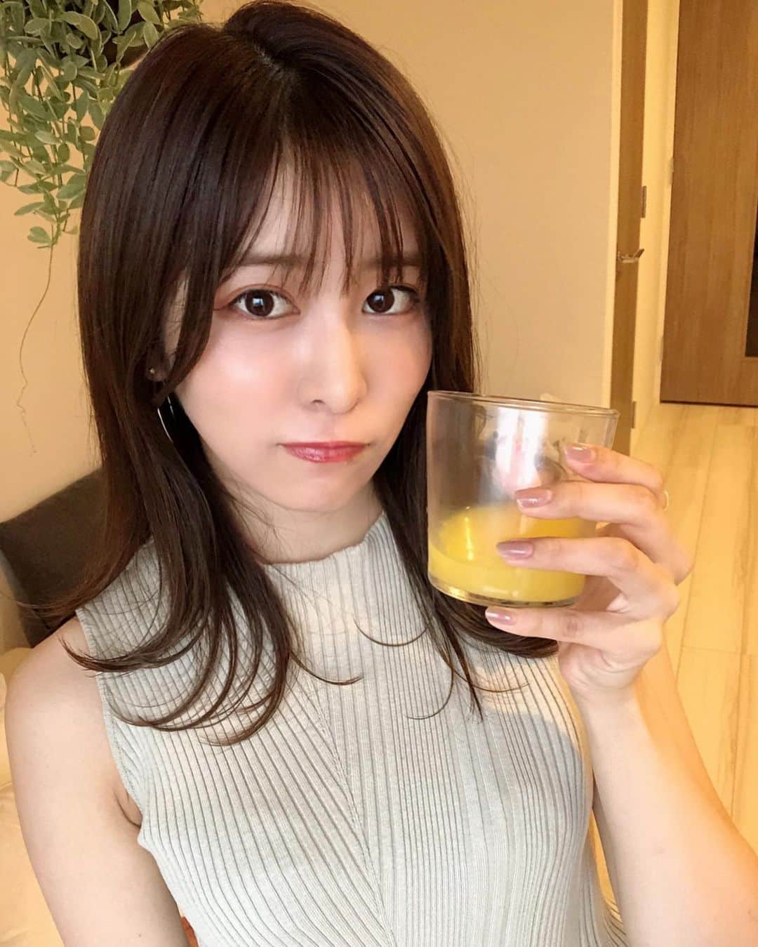 桃衣香帆さんのインスタグラム写真 - (桃衣香帆Instagram)「自粛生活で甘い物たべる習慣ができてしまったので、小腹が空いた時は100%果汁のオレンジジュース飲むようにしています🍊 . . . 🍊ジュースをジップロックにいれて、凍らせてアイスにしてから砕いて、強炭酸いれるのも美味しくておすすめ😻」6月15日 22時34分 - momoikaho
