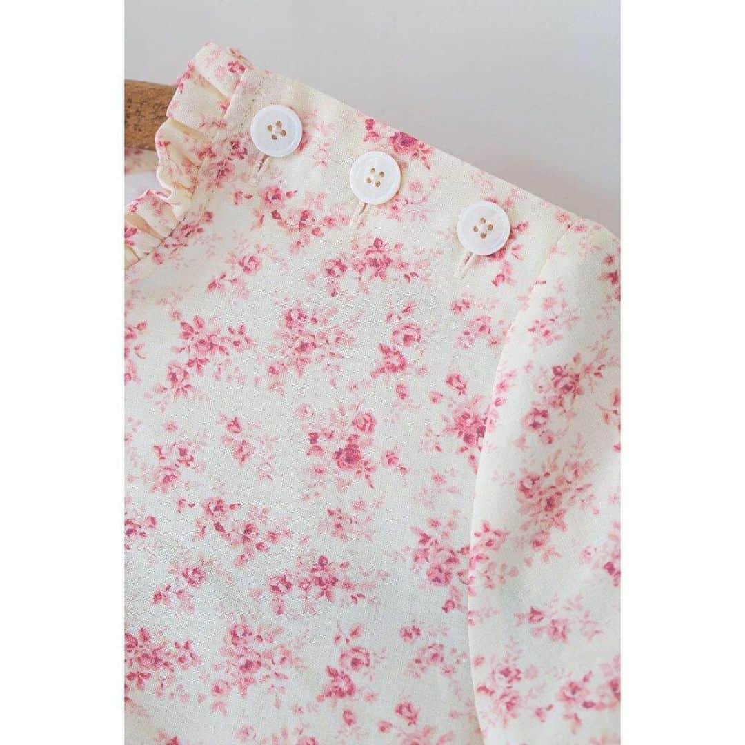 キャベジズ&ローゼズのインスタグラム：「Little details on the Dover dress in Beatrice 🌸☀️🌸☀️ @christina_strutt @scottlongjphoto  @cabbagesandroses_shop #madewithlove #limitededition #printedintheuk #designedinengland #britishfashion #shoplocal #buybetterbuyless」