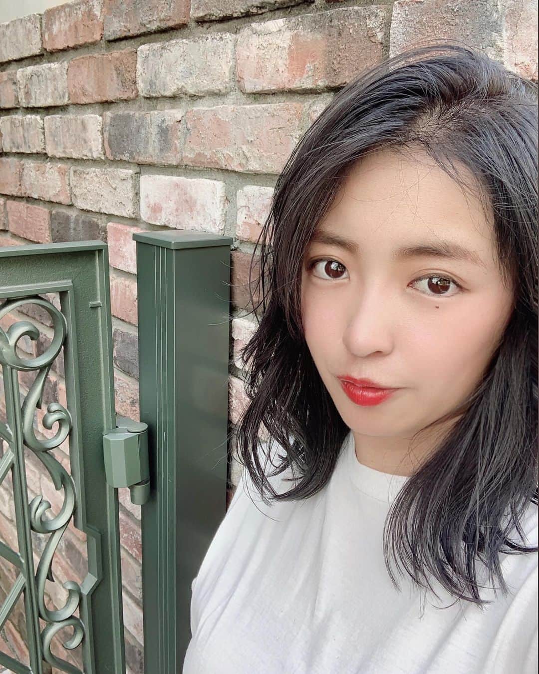 のインスタグラム：「#newhaircolor  #イルミナカラー の #スターダスト  今回は根元の髪をリタッチせず、このカラーのみ。 そしてカットとトリートメントして頂きました😊 結構切った😳😳😳💦 写真はわかりやすいように加工なしの色味です！いい色でしょ？✨ このカラー、凄く透明感があって 一見黒だけど、黒ほど重たくなくて◎ 暗いけど暗くもなくて絶妙な色✨ 髪を明るく出来ない人でも楽しめるカラーだと思います  そして私は元々髪が明るかったから、ここから少しづつ色が抜けてシルバーっぽくなっていくでしょう🙋🏿‍♀️ それもまた楽しみ @akkydirty ありがと🥰」
