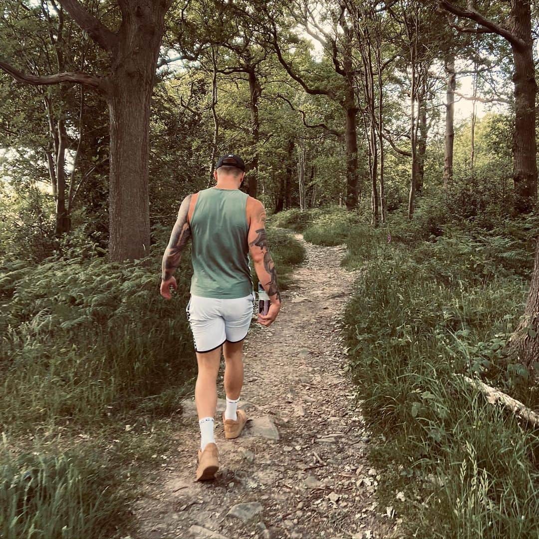 アダム・ピーティのインスタグラム：「Pretty much the only clothes I’ve worn for the last 14 weeks 🤷🏼‍♂️」